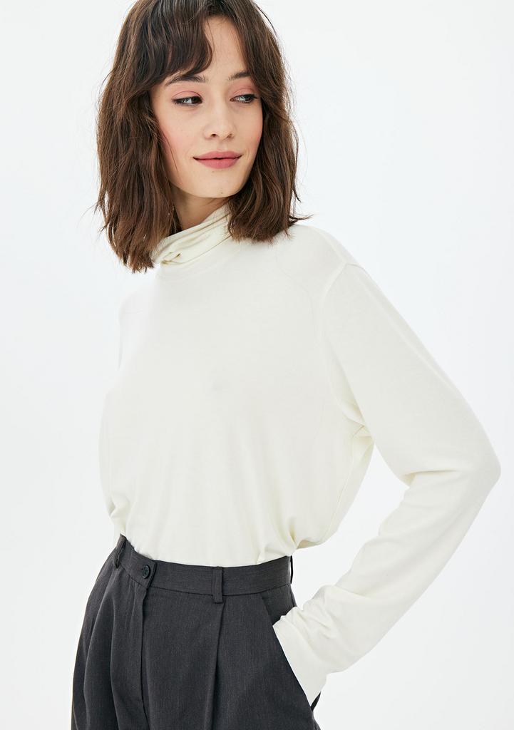 Водолазка молочная из нежной эко-вискозы