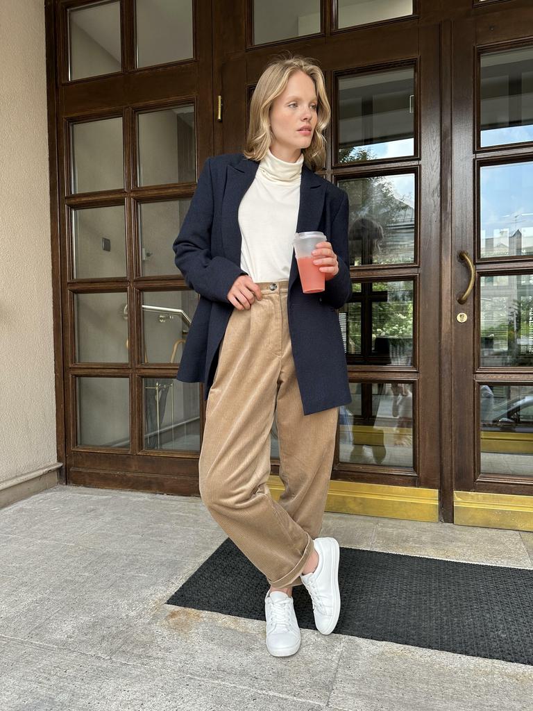 Широкие бежевые брюки из вельвета