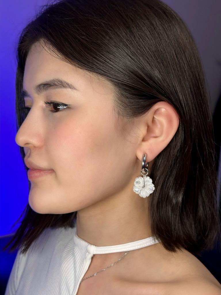 Белый цветок из перламутра