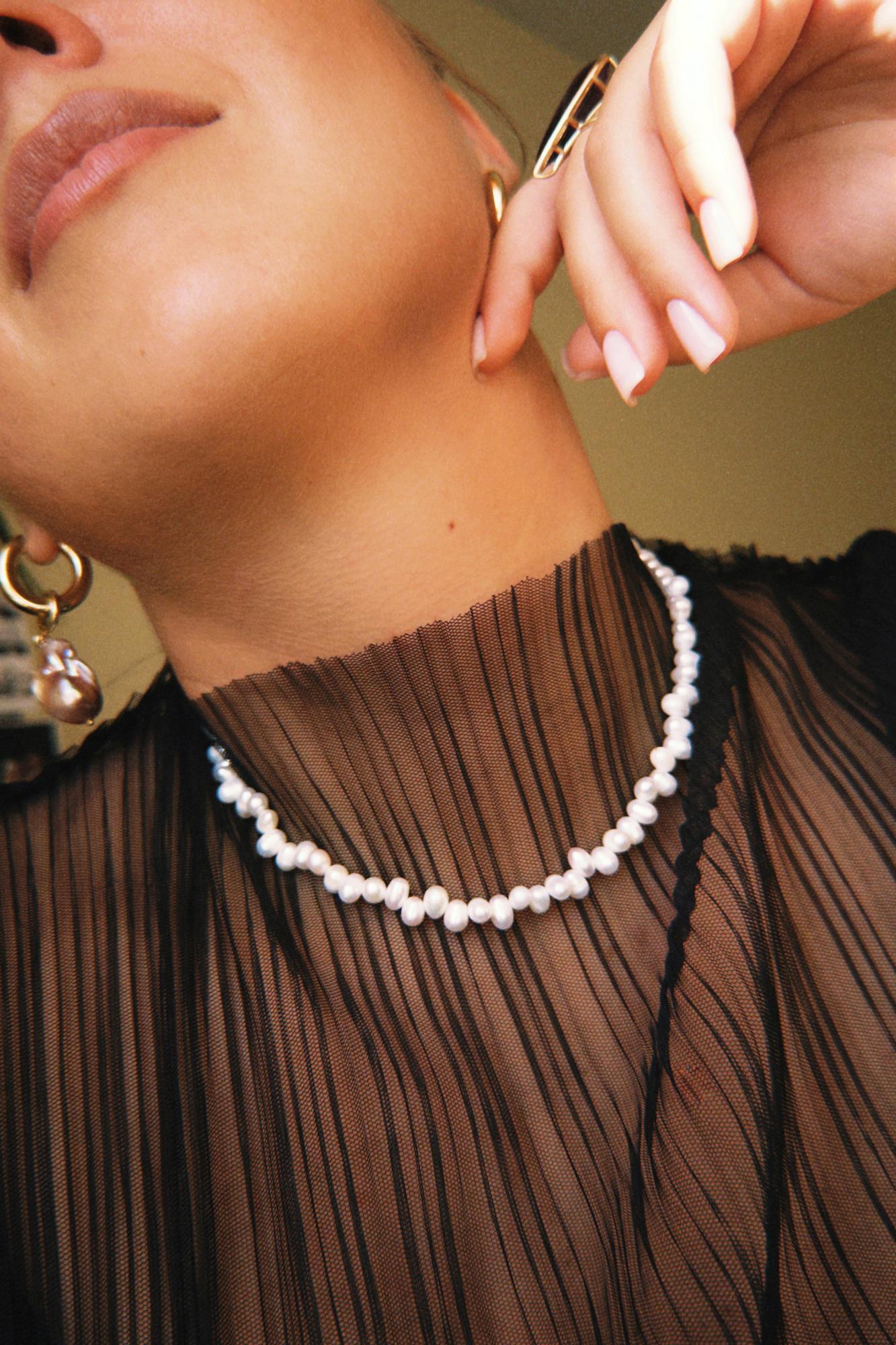 Чокер из бусин игривого жемчуга