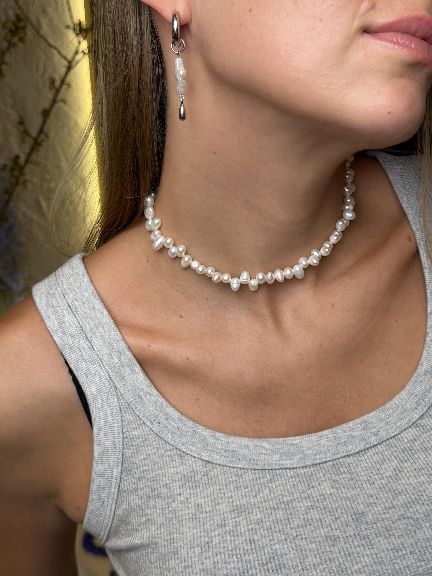 Чокер из бусин игривого жемчуга