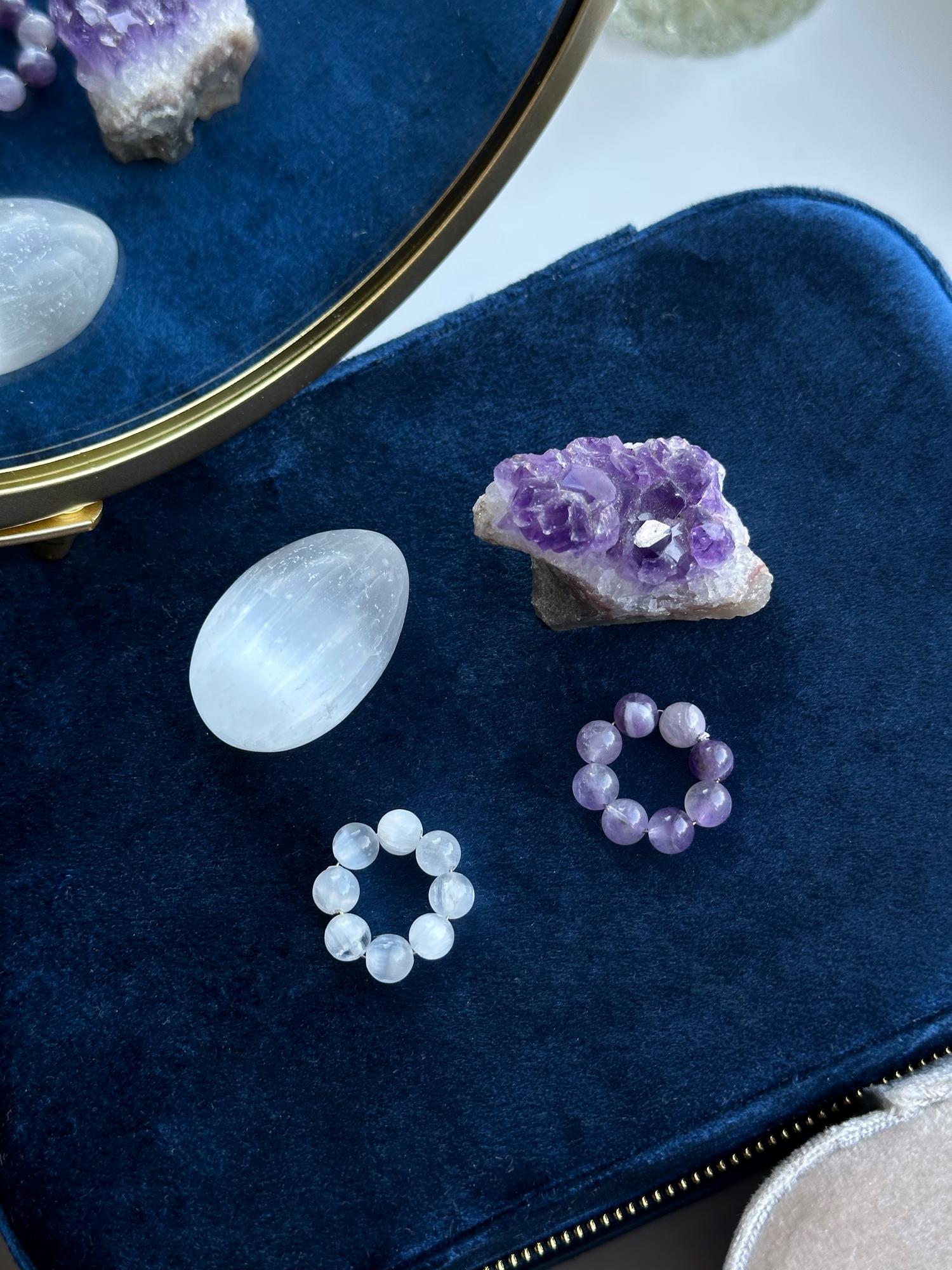 Кольцо из бусин камня