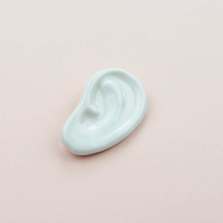 Брошь "Ухо" белое