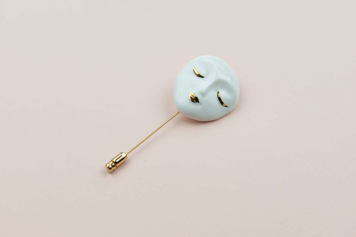 Брошь “Маска” белая