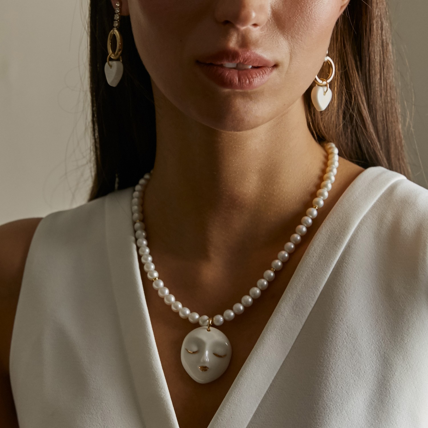 Колье “Маска” белая на жемчуге