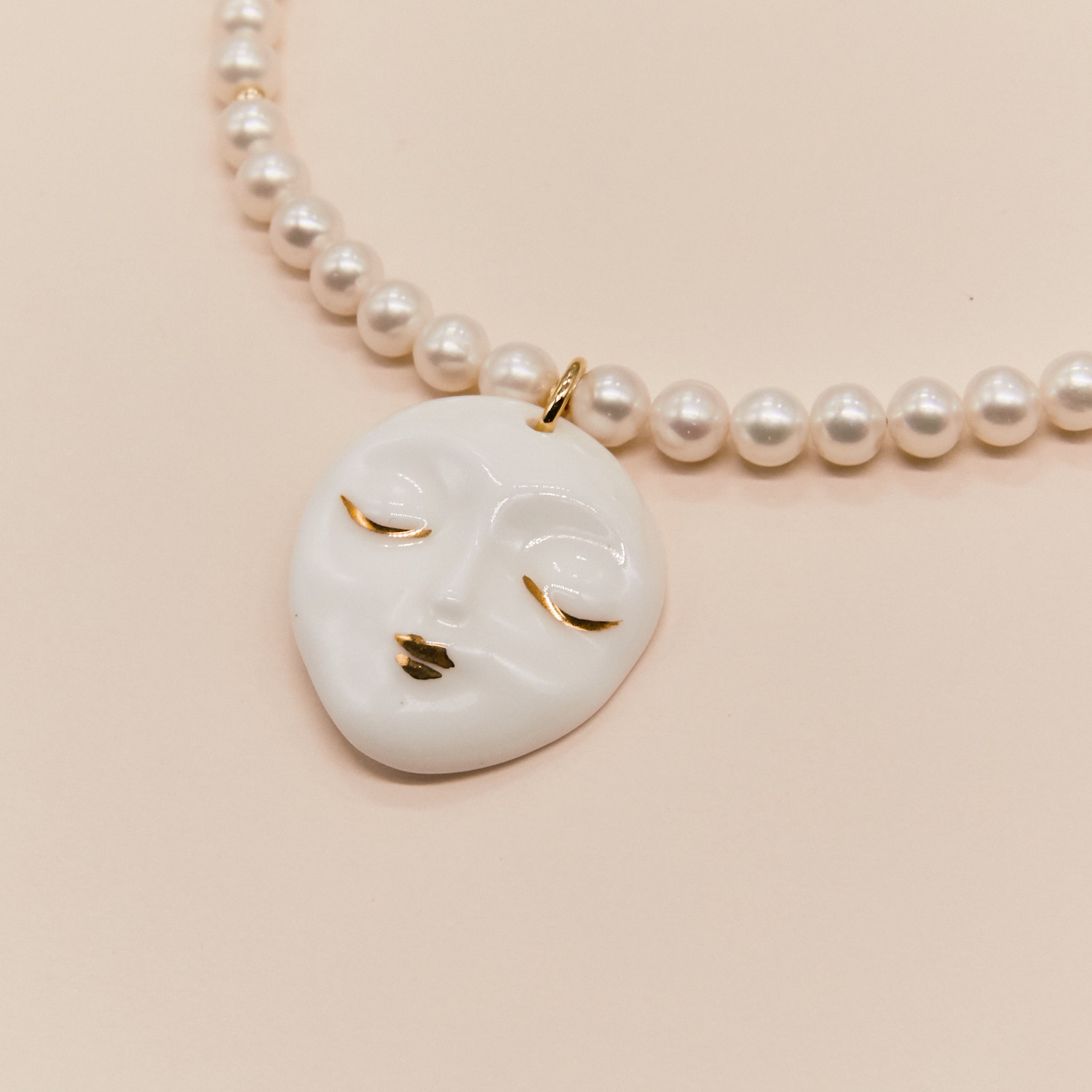 Колье “Маска” белая на жемчуге