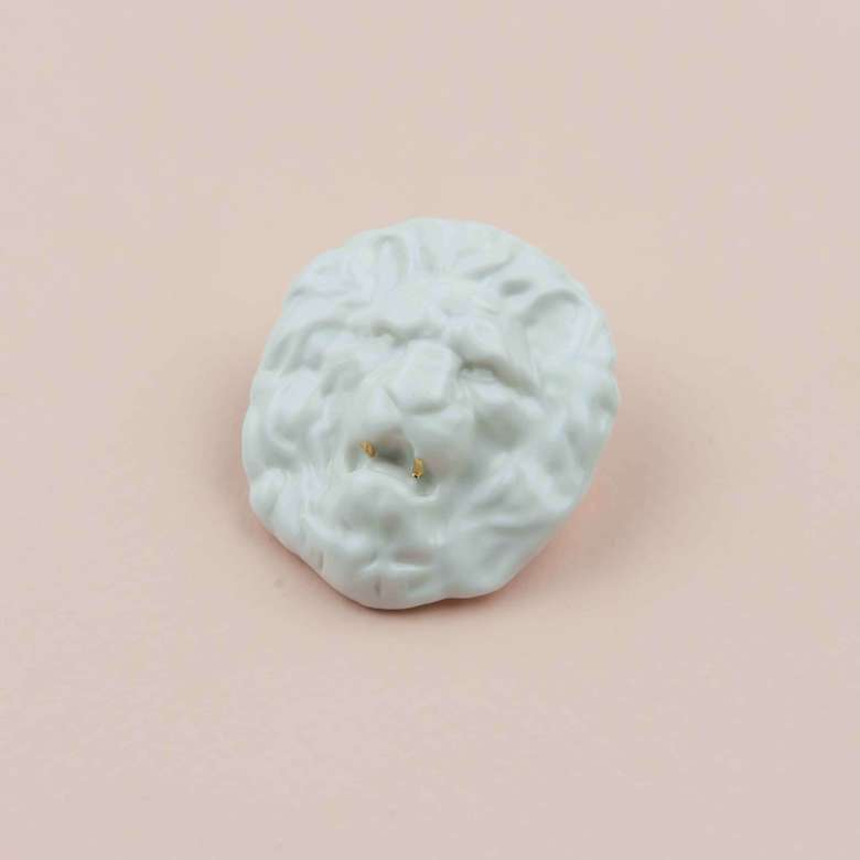 Брошь Лев белый с золотыми клыками