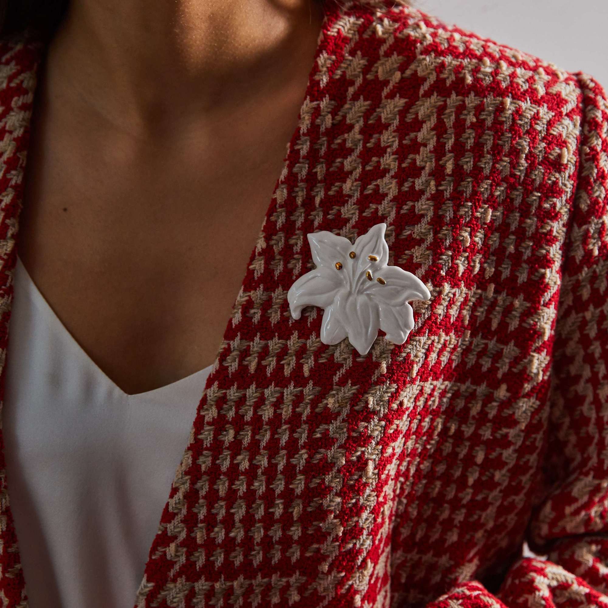 Брошь Лилия белая с золотом