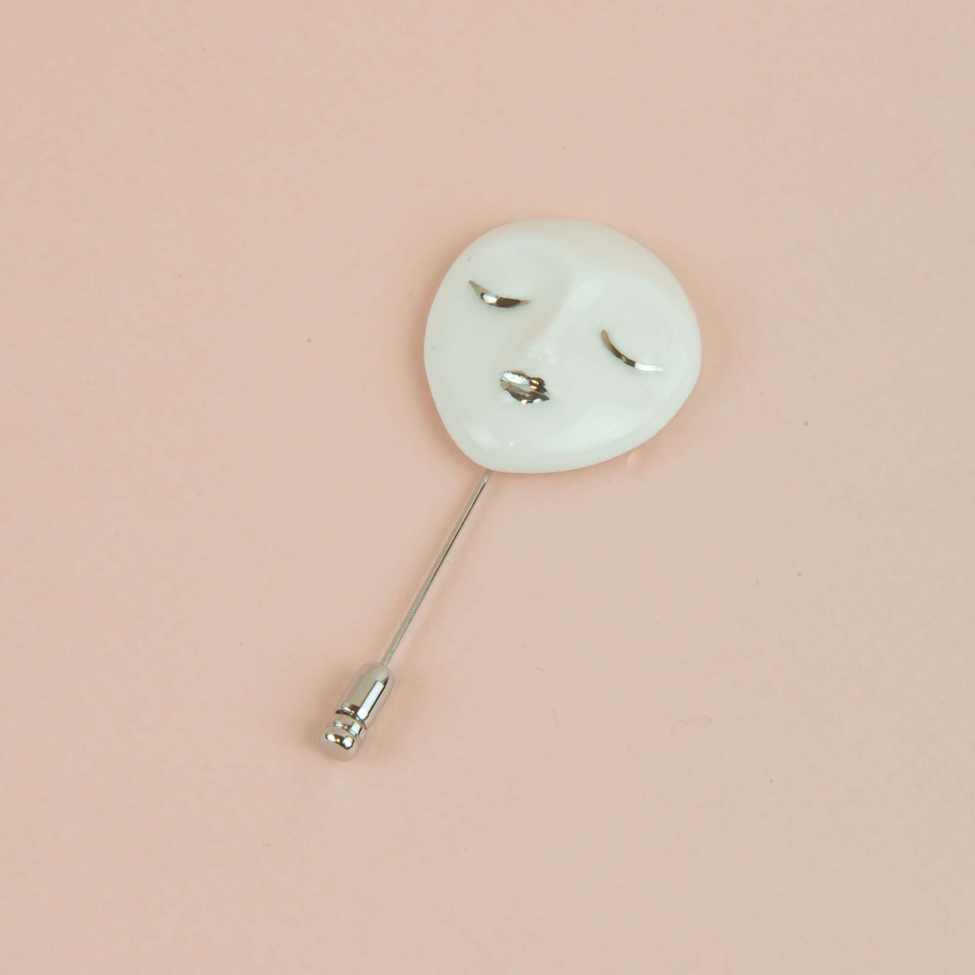 Брошь “Маска” белая c платиной