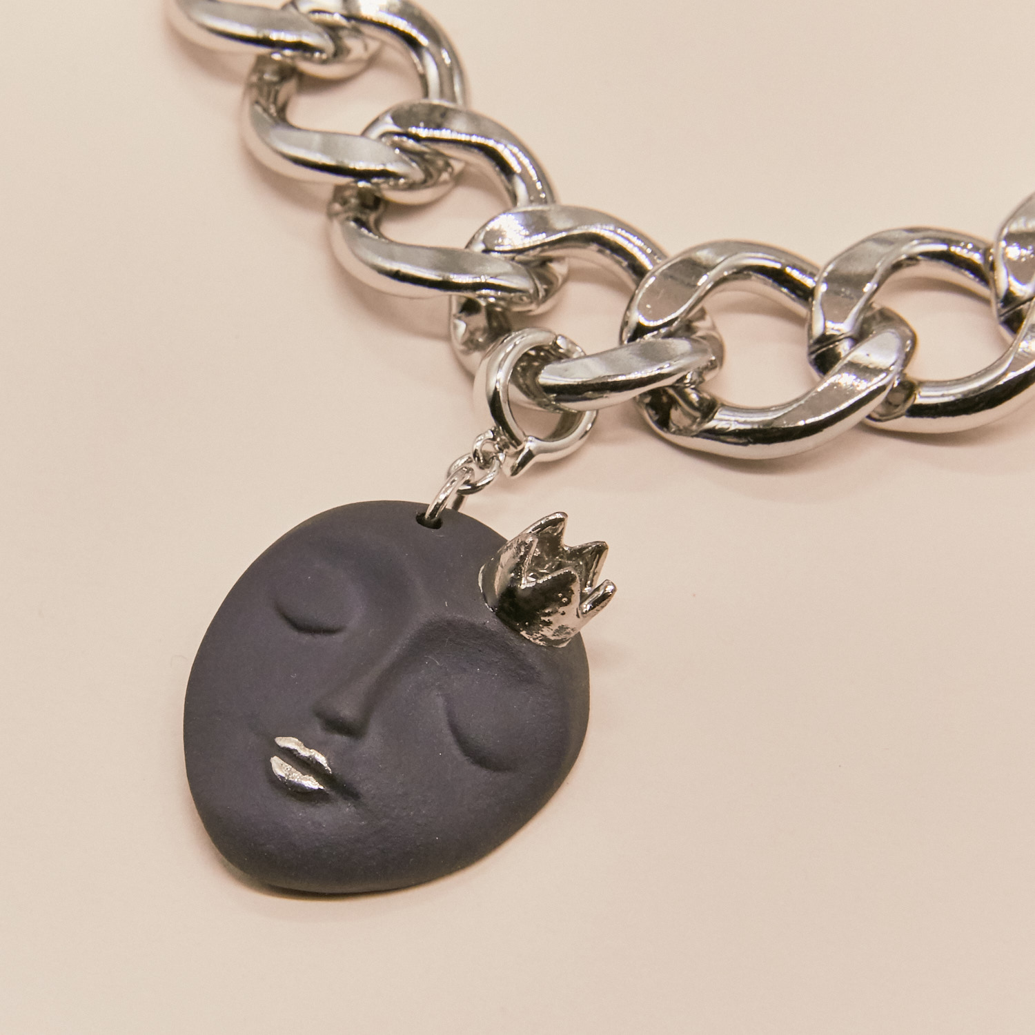 Кулон черный съемный «Принцесса» на крупной серебряной цепи