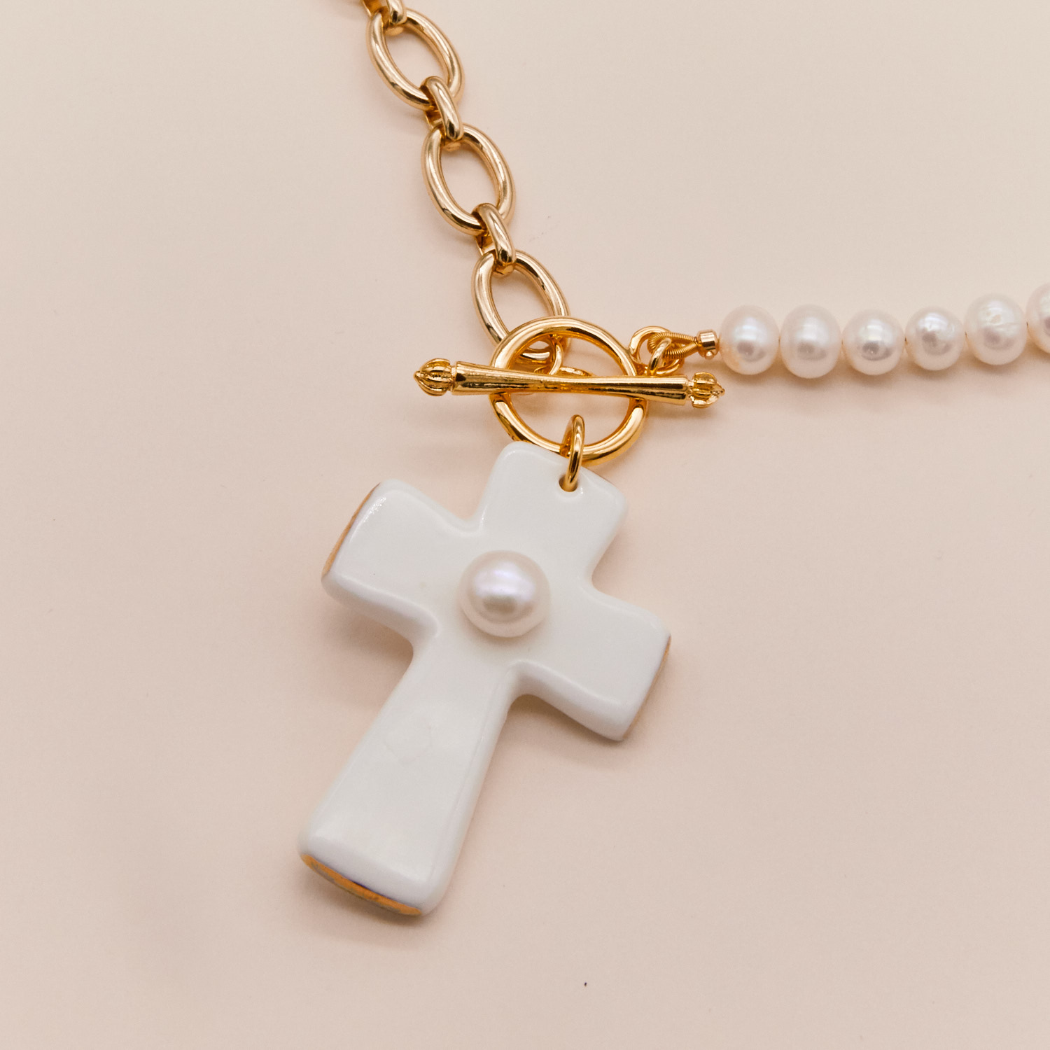 Колье “Крест” белый большой на цепи с жемчугом