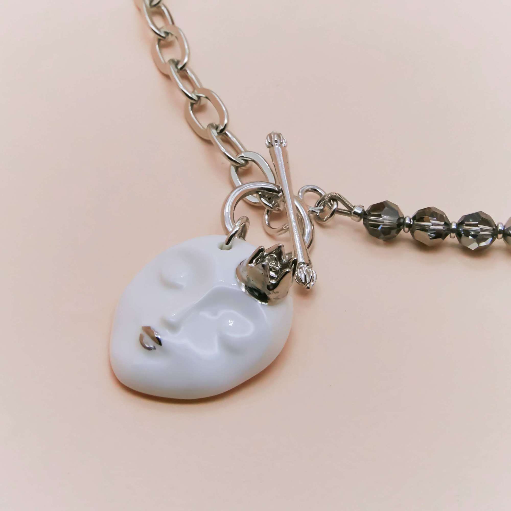 Колье «Принцесса» белая с бусинами-кристаллами Swarovski и цепью в серебре