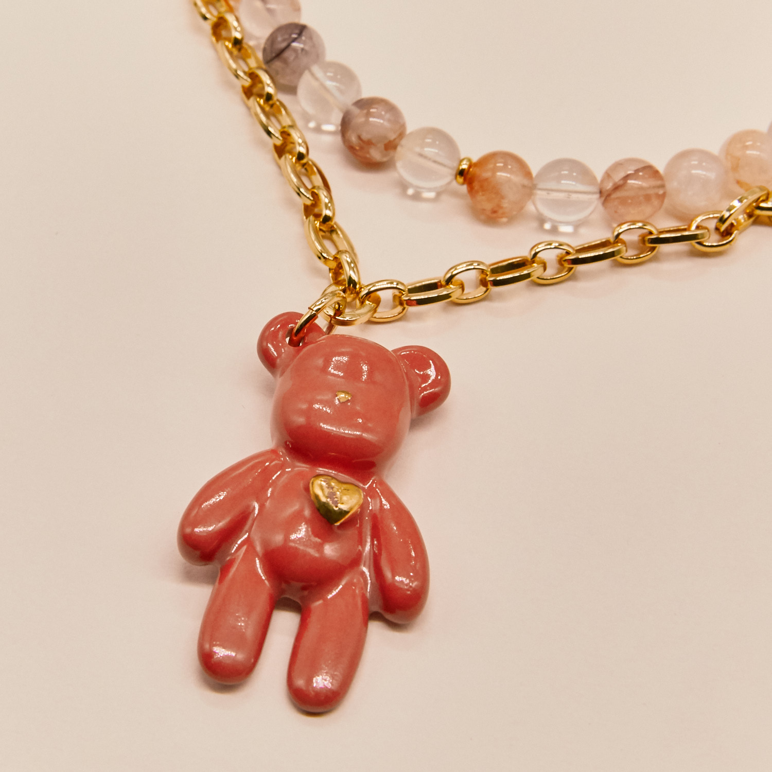 Колье многослойное Мишка терракот с бусинами халцедона и золотой цепью