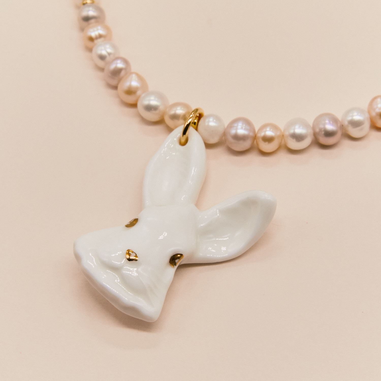 Колье Кролик белый с натуральным жемчугом
