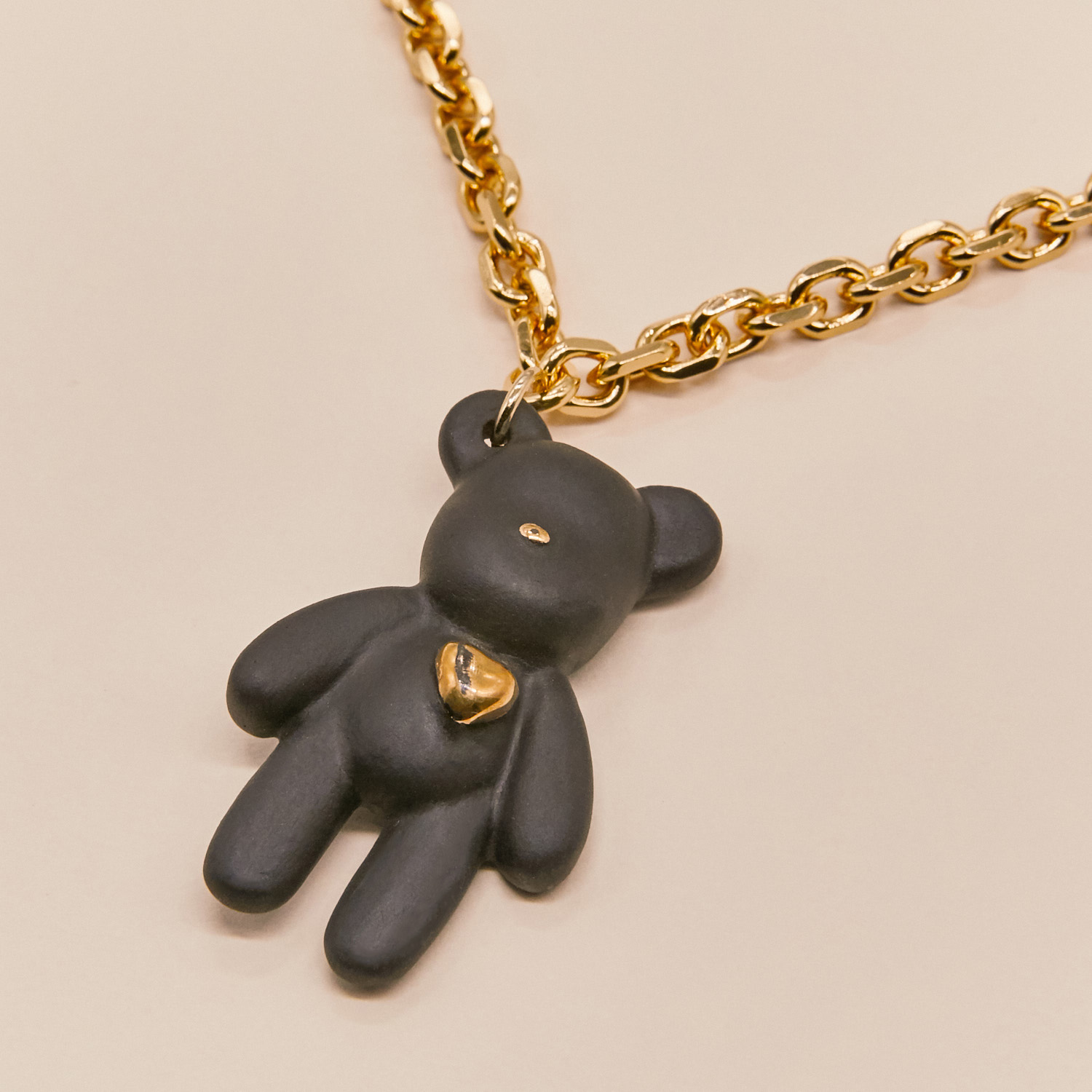 Колье «Мишка» черный матовый с мелкой цепью в золоте