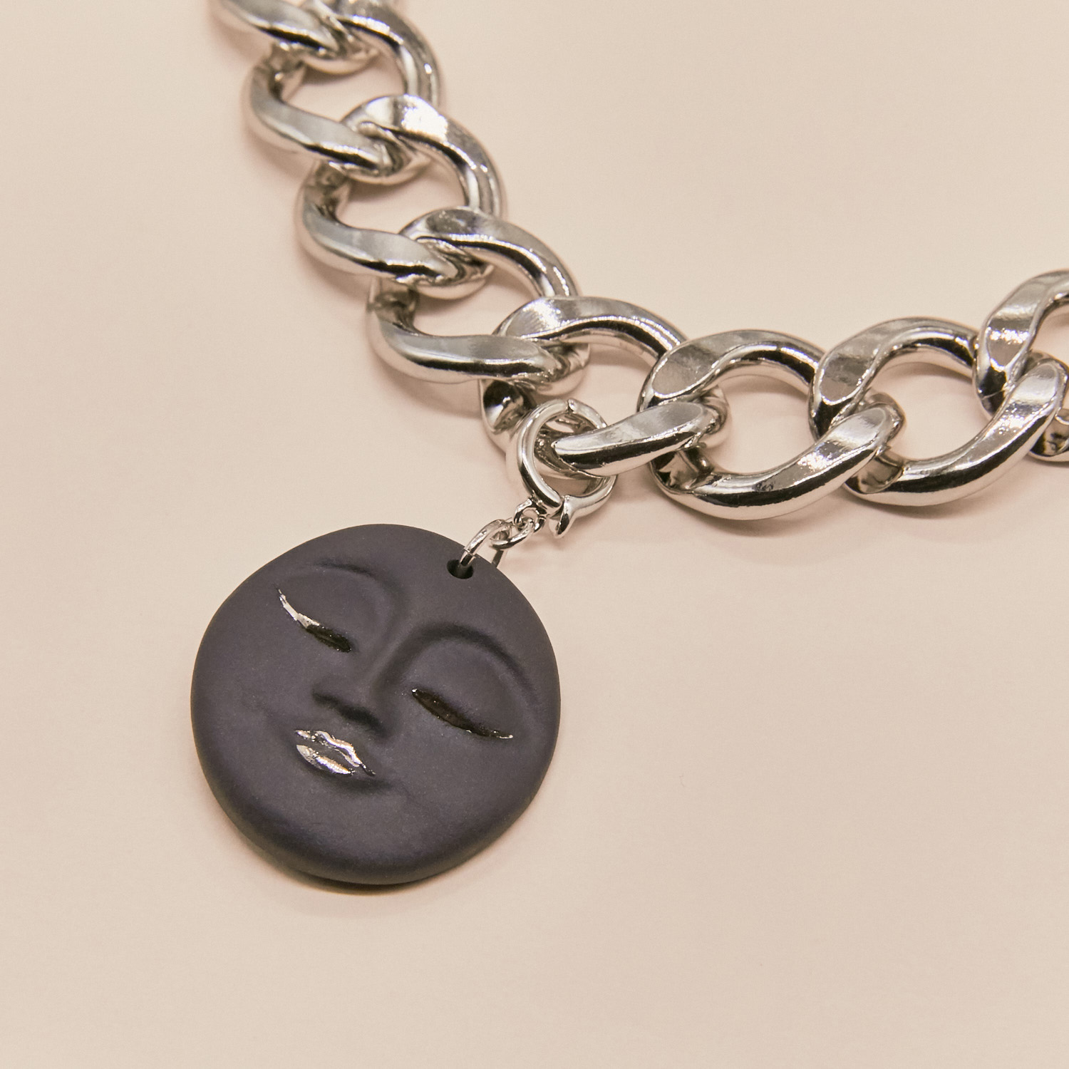 Кулон “Луна” черная съемная на крупной цепи в серебре