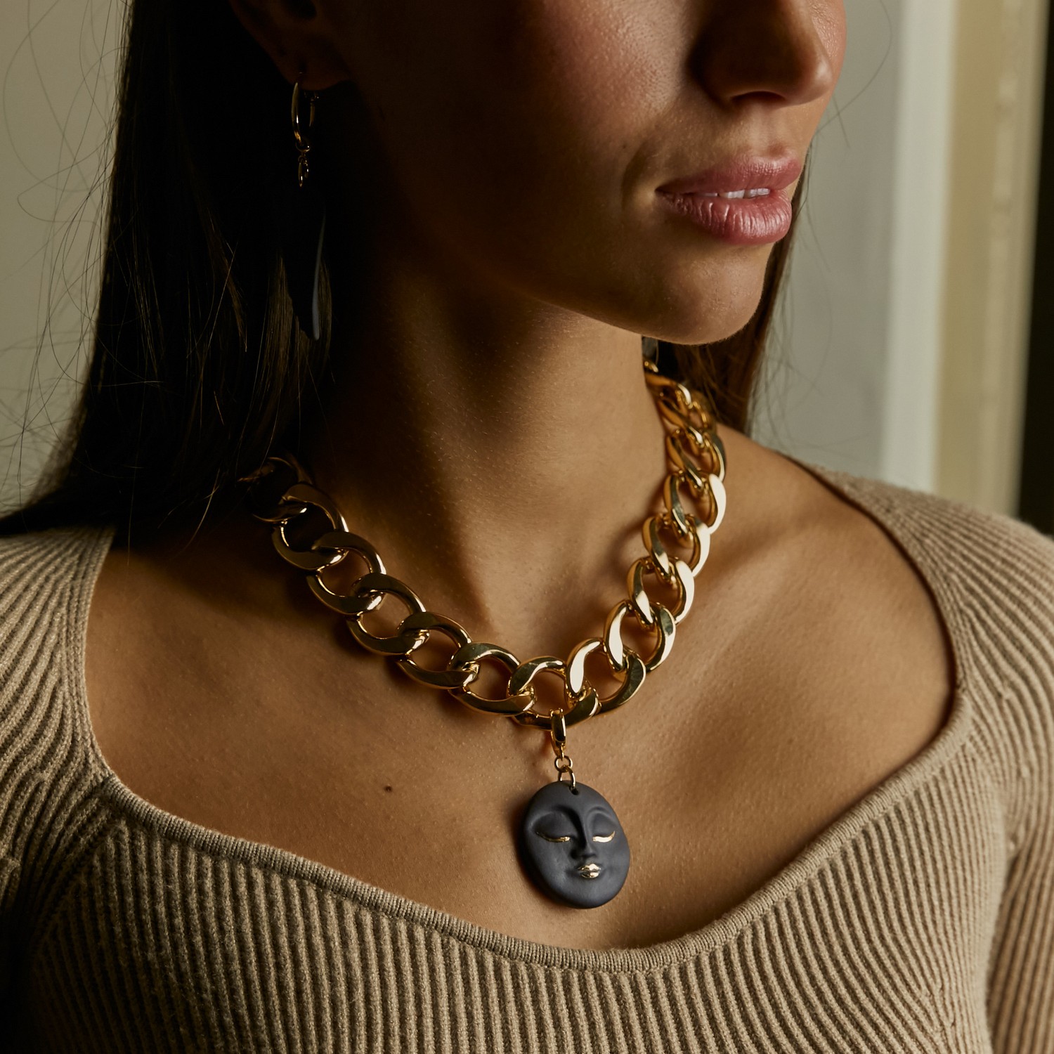 Кулон “Луна” черная съемная на крупной цепи в золоте