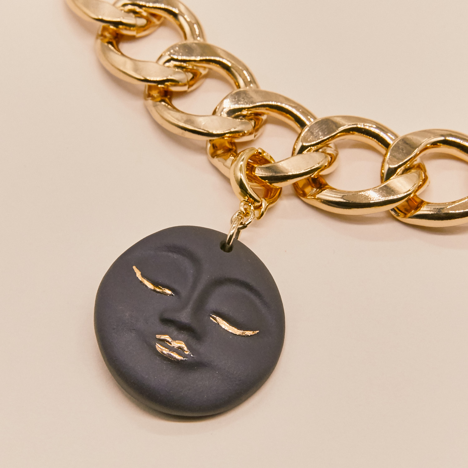 Кулон “Луна” черная съемная на крупной цепи в золоте