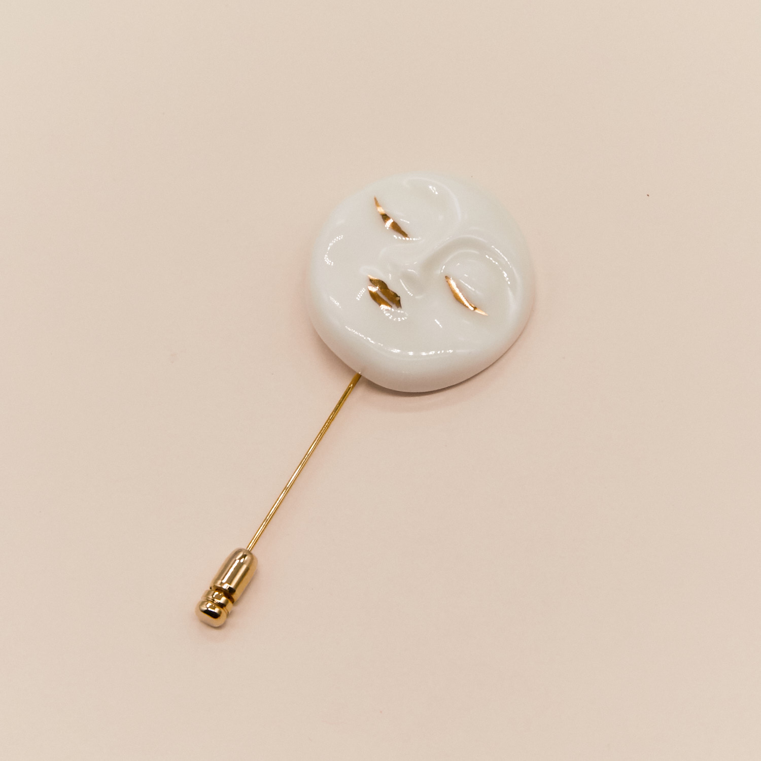 Брошь “Луна" белая с золотом на французской булавке