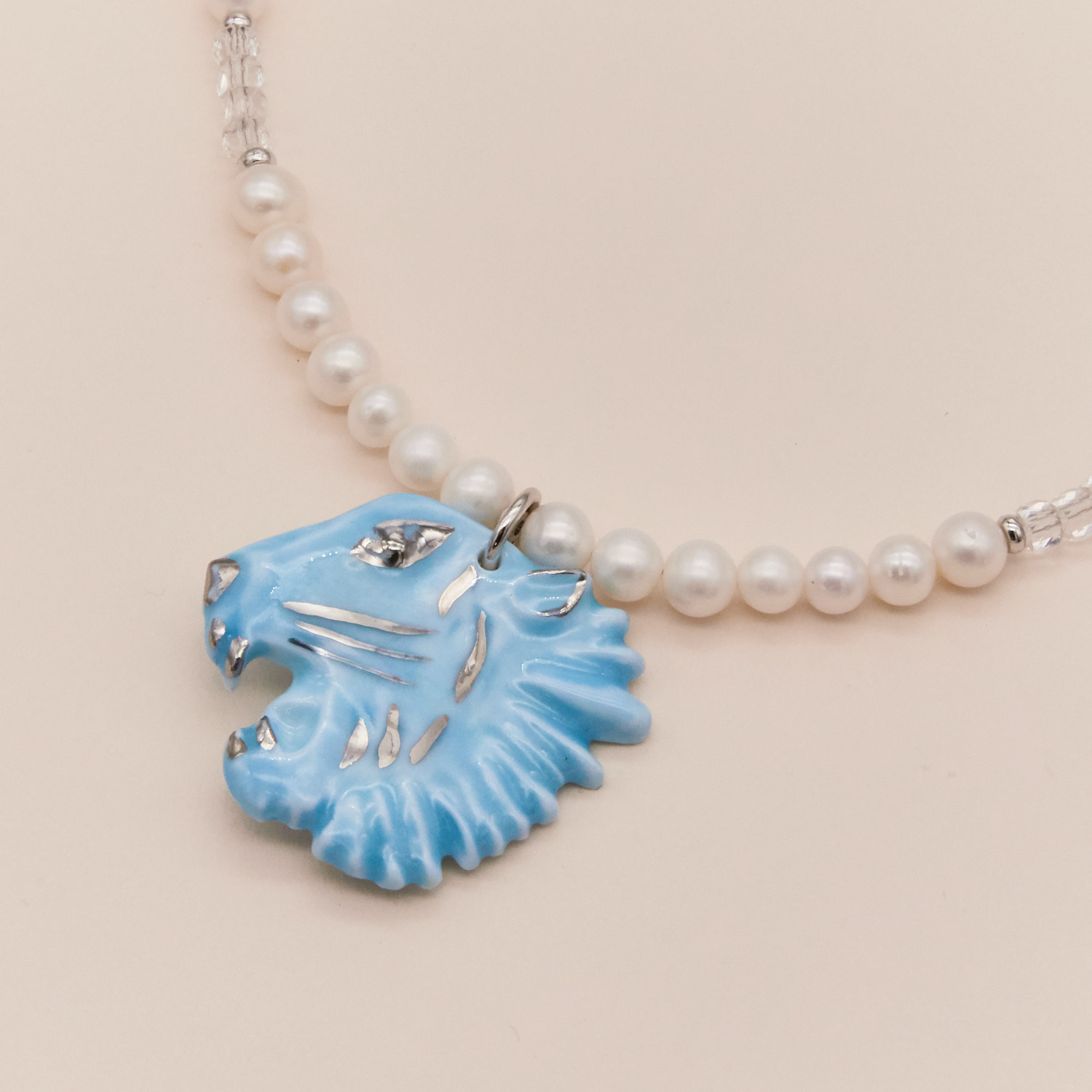 Колье «Тигр» большой голубой с жемчугом и горным хрусталем