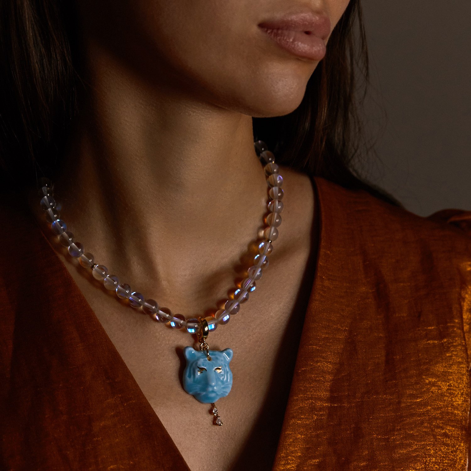 Колье «Тигр» маленький голубой со стеклянными бусинами в золоте