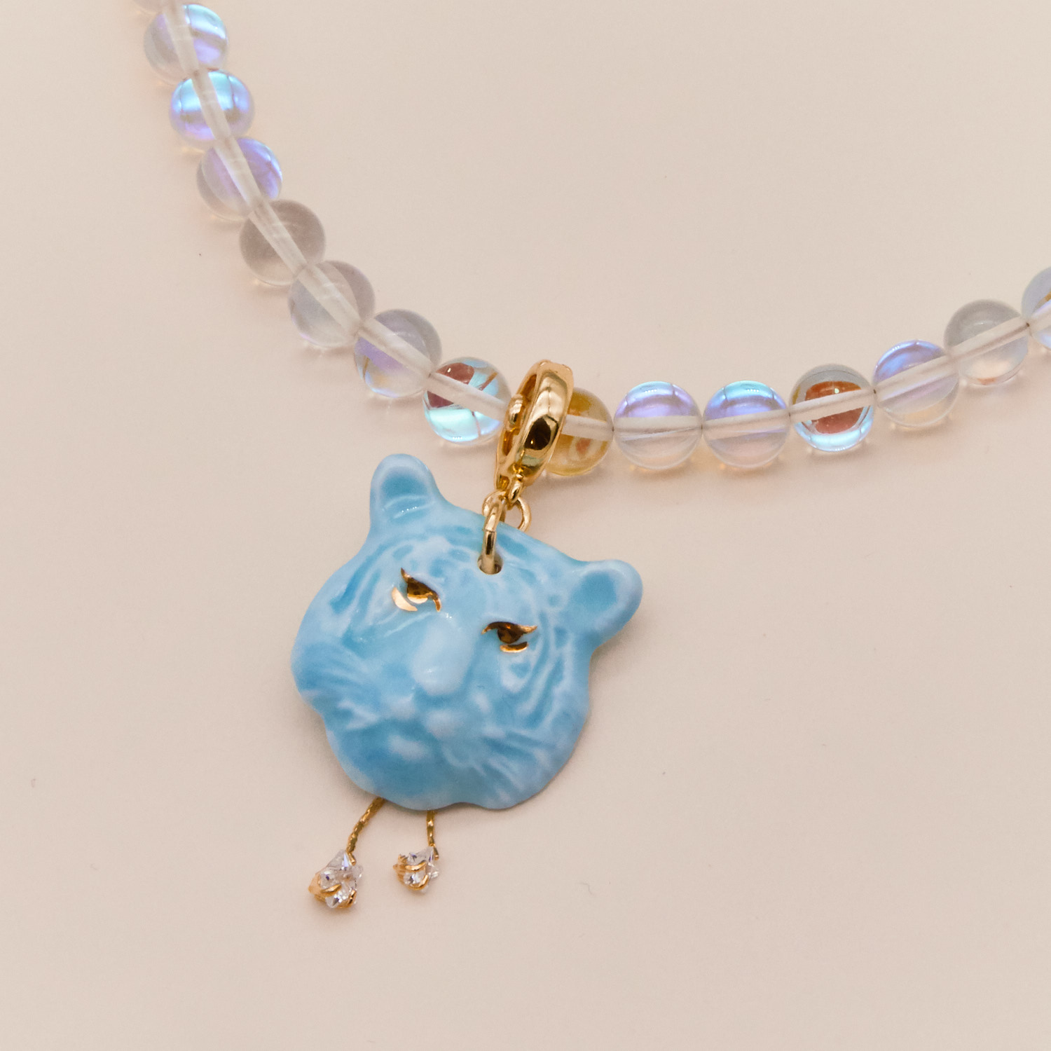 Колье «Тигр» маленький голубой со стеклянными бусинами в золоте