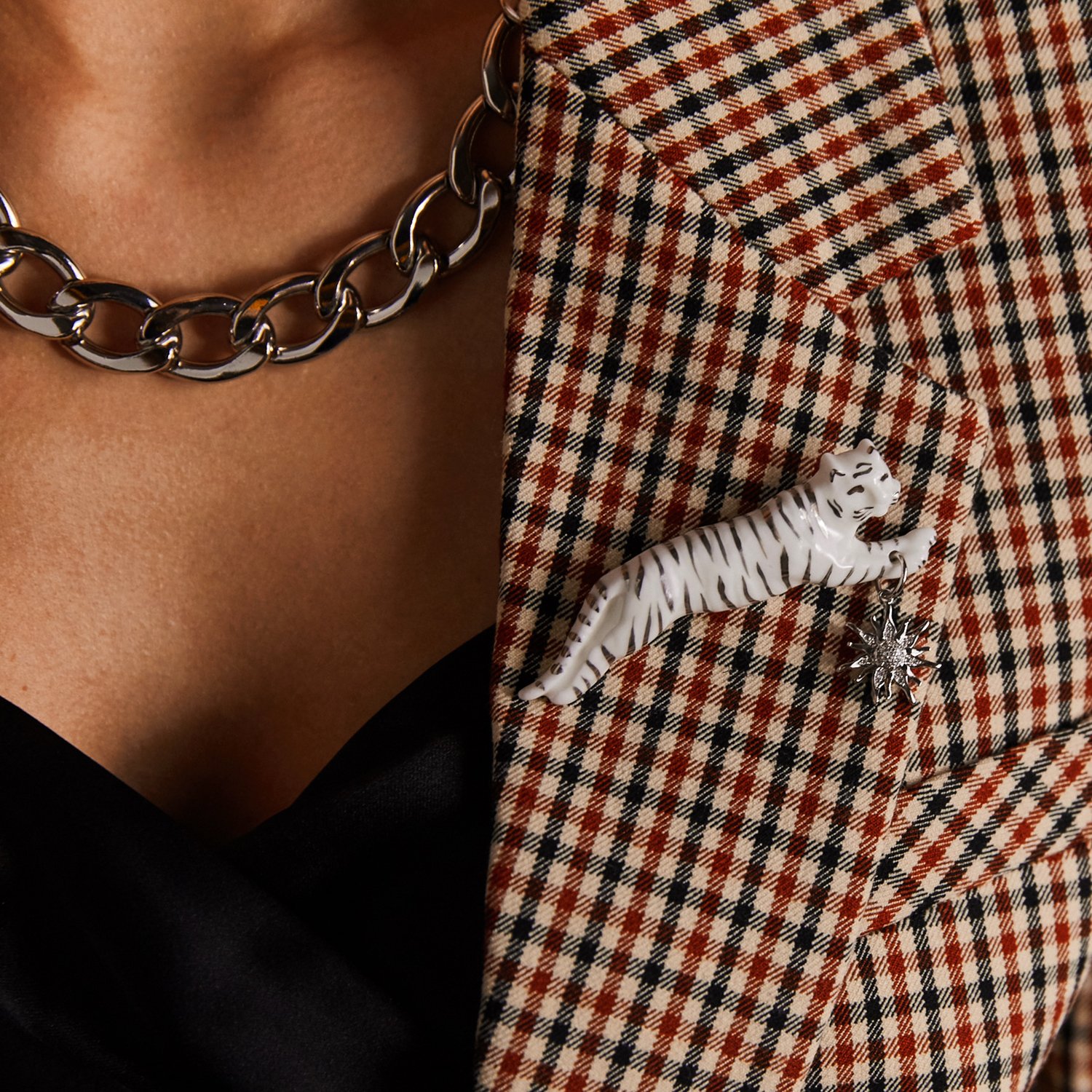 Брошь «Тигр в прыжке» белый с платиновыми полосками и Звездой