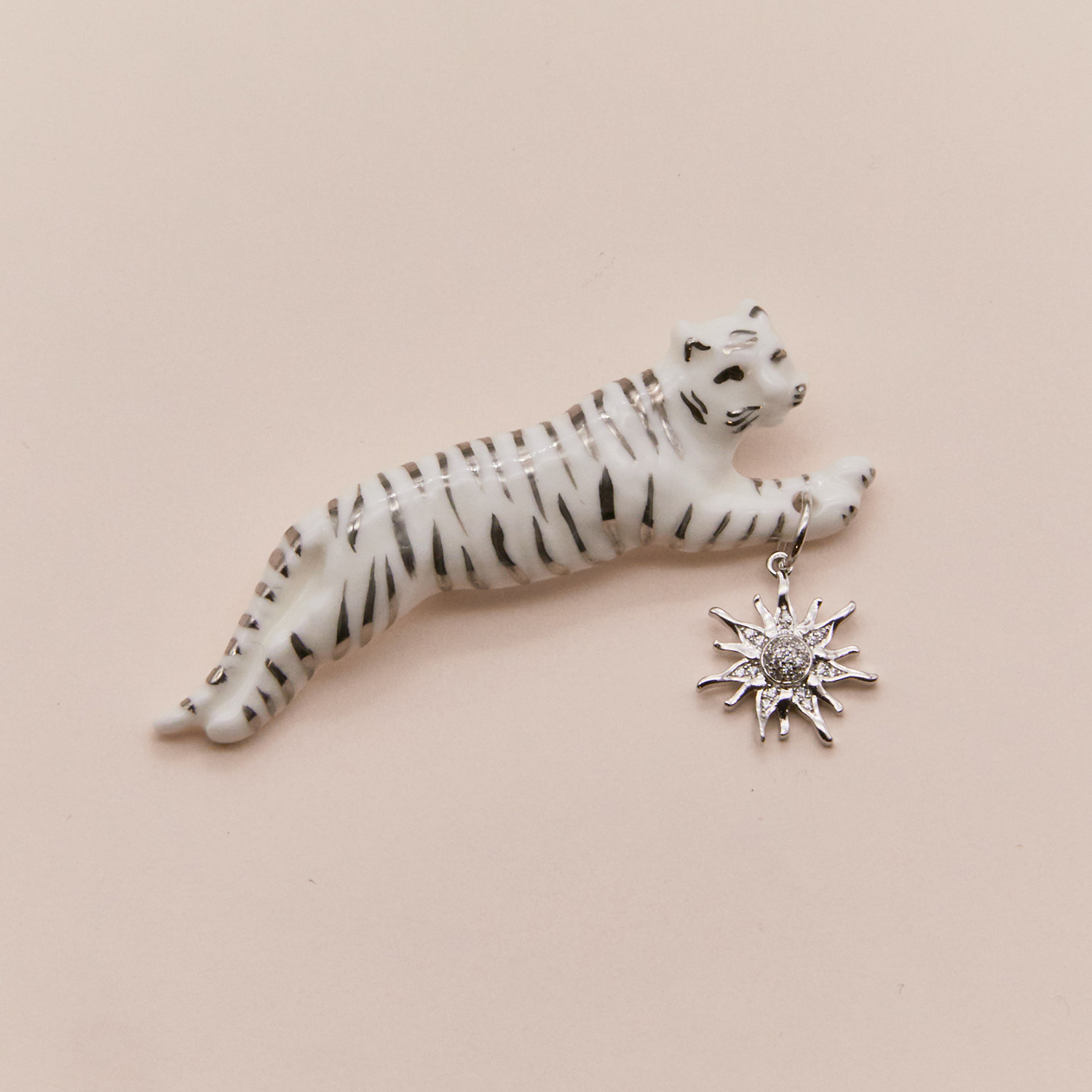 Брошь «Тигр в прыжке» белый с платиновыми полосками и Звездой