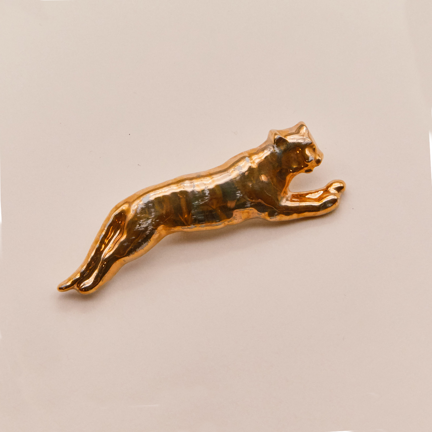 Брошь «Тигр в прыжке» золотой