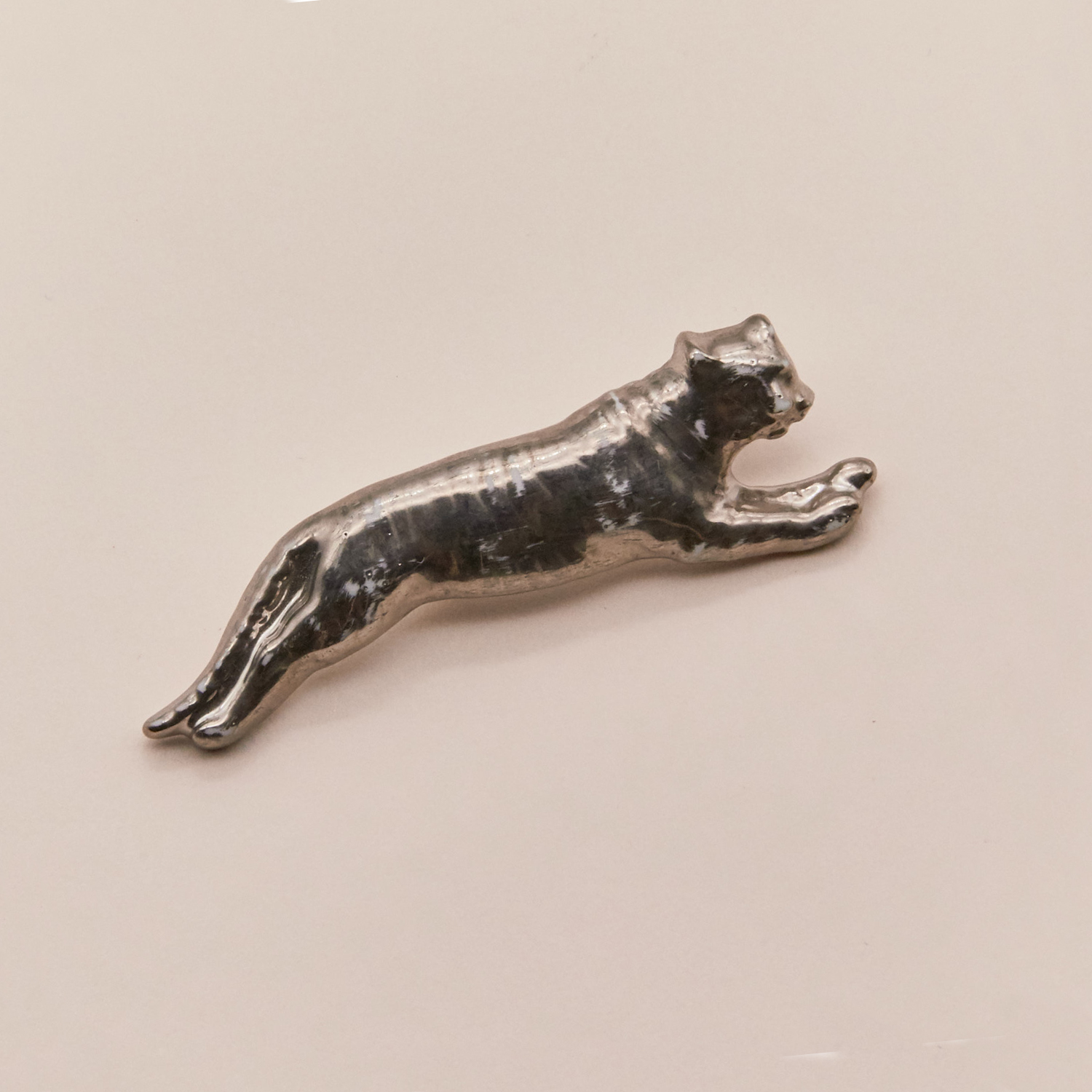 Брошь «Тигр в прыжке» платиновый