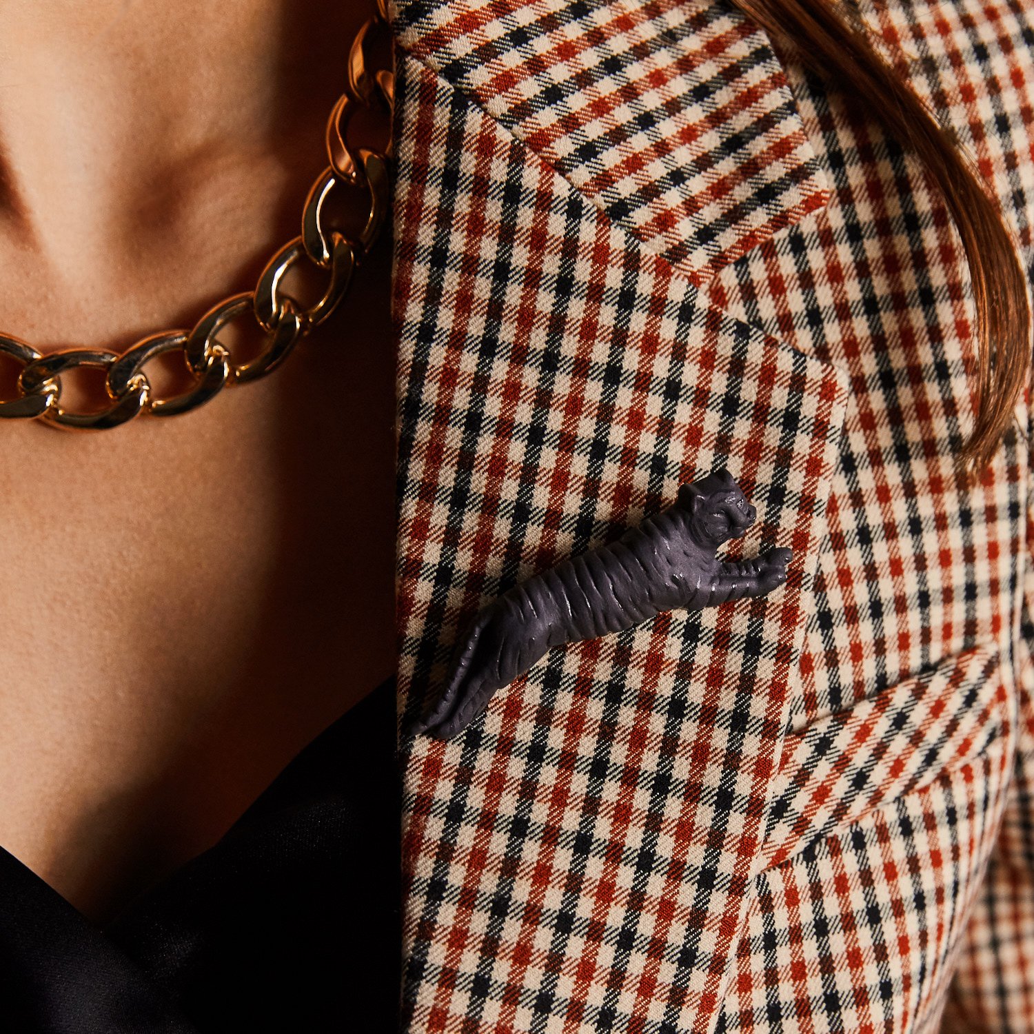 Брошь «Тигр в прыжке» черный матовый с глянцевыми полосками