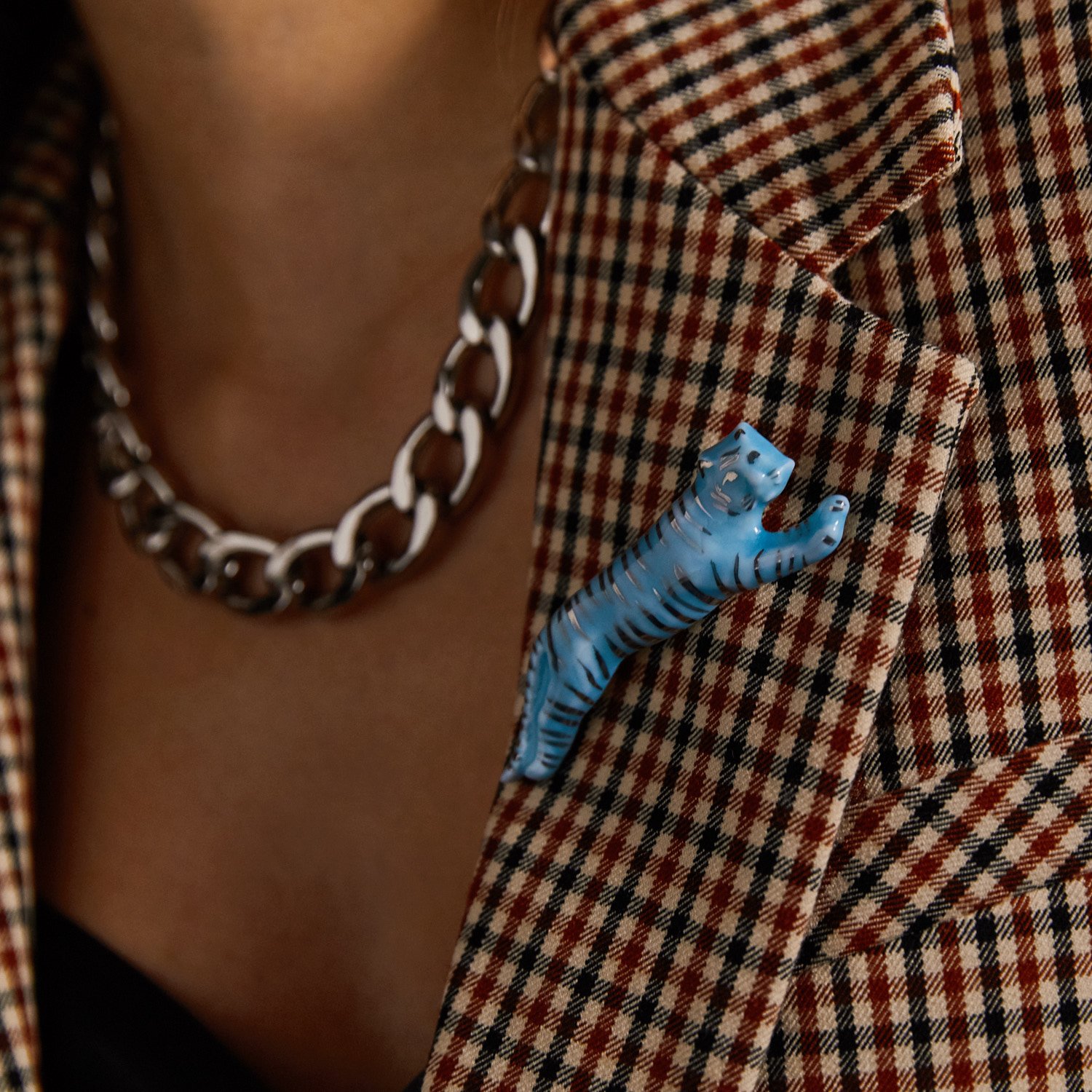 Брошь «Тигр в прыжке» голубой с платиновыми полосками