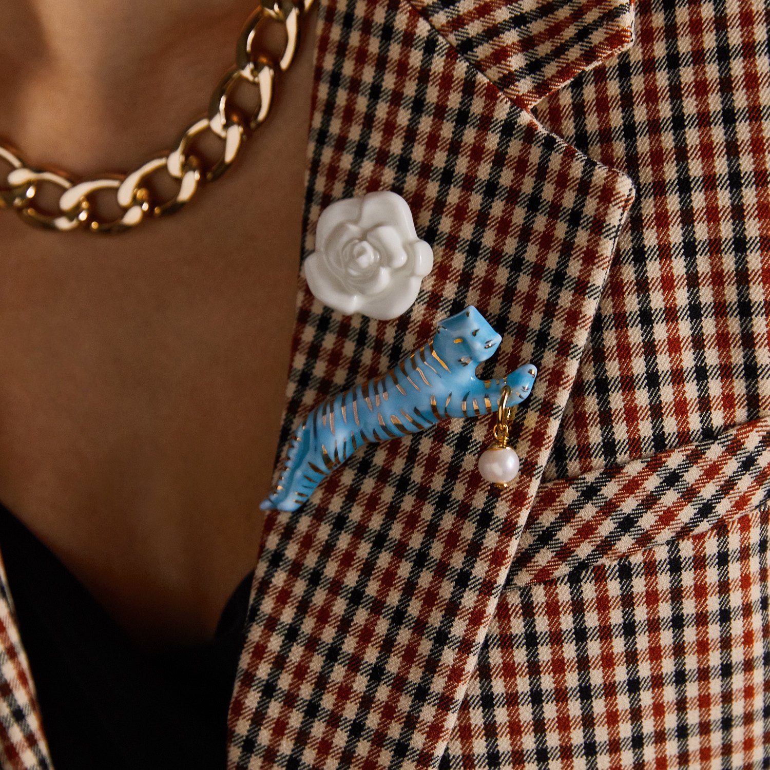 Брошь «Тигр в прыжке» голубой с золотыми полосками и жемчугом