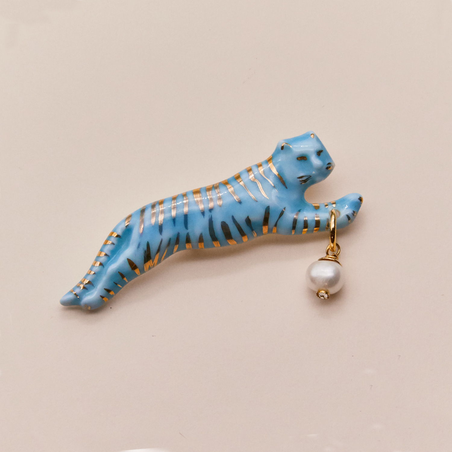 Брошь «Тигр в прыжке» голубой с золотыми полосками и жемчугом