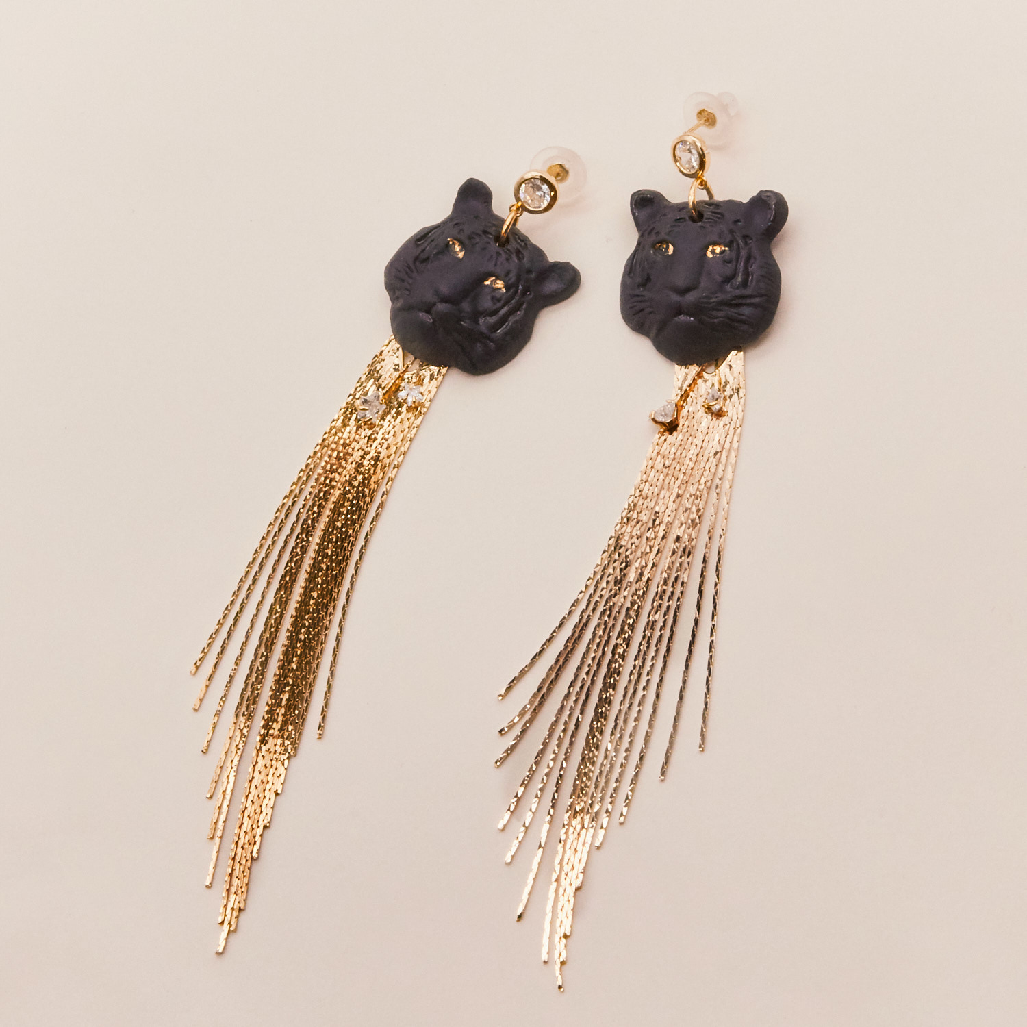 Серьги «Тигры» черные с кистями в золоте