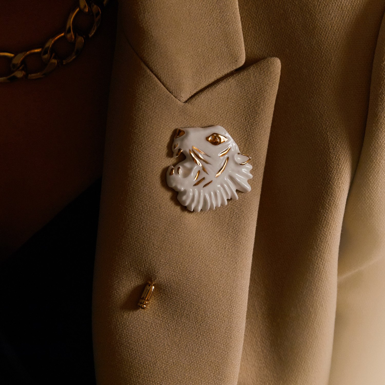 Брошь «Тигр» белый с золотом на французской булавке