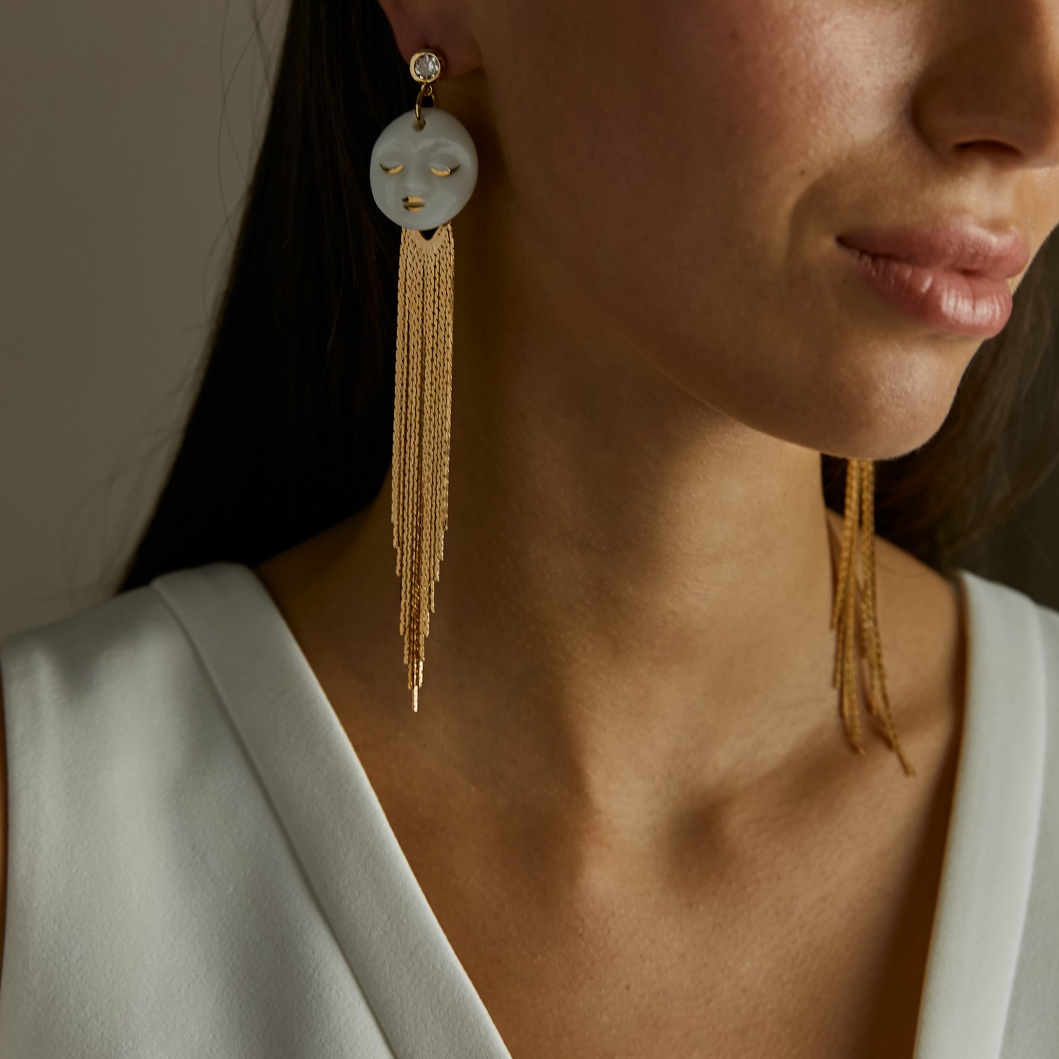 Серьги "Луны" белые c длинными кистями в золоте №3