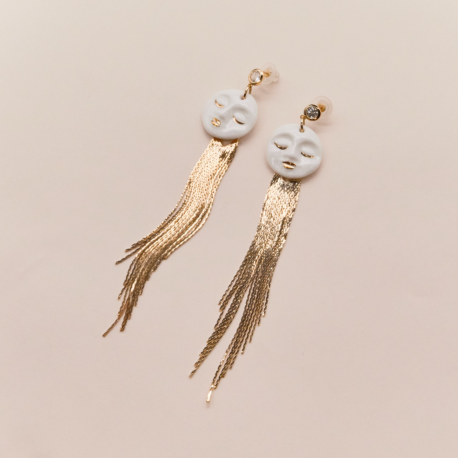 Серьги "Луны" белые c длинными кистями в золоте №3
