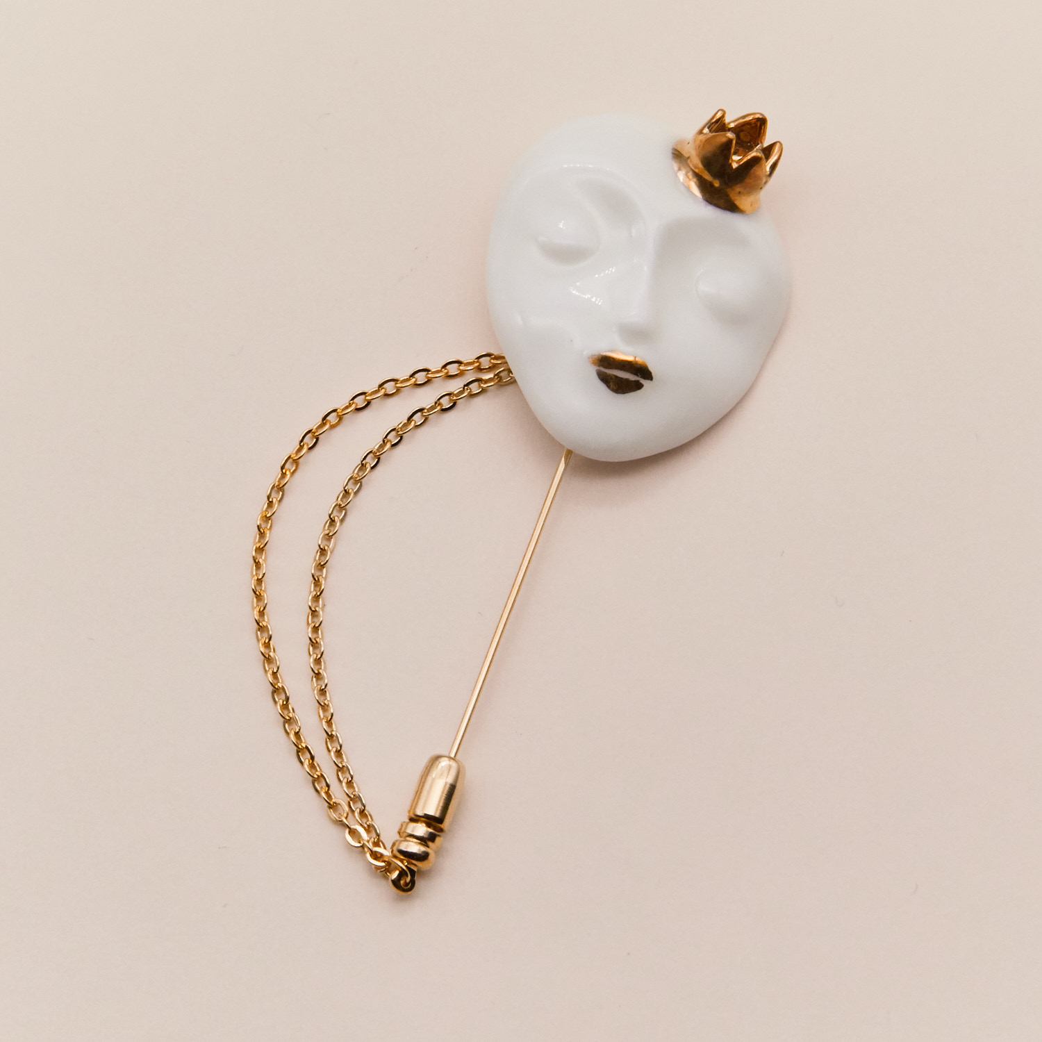 Брошь Принцесса белая c золотом