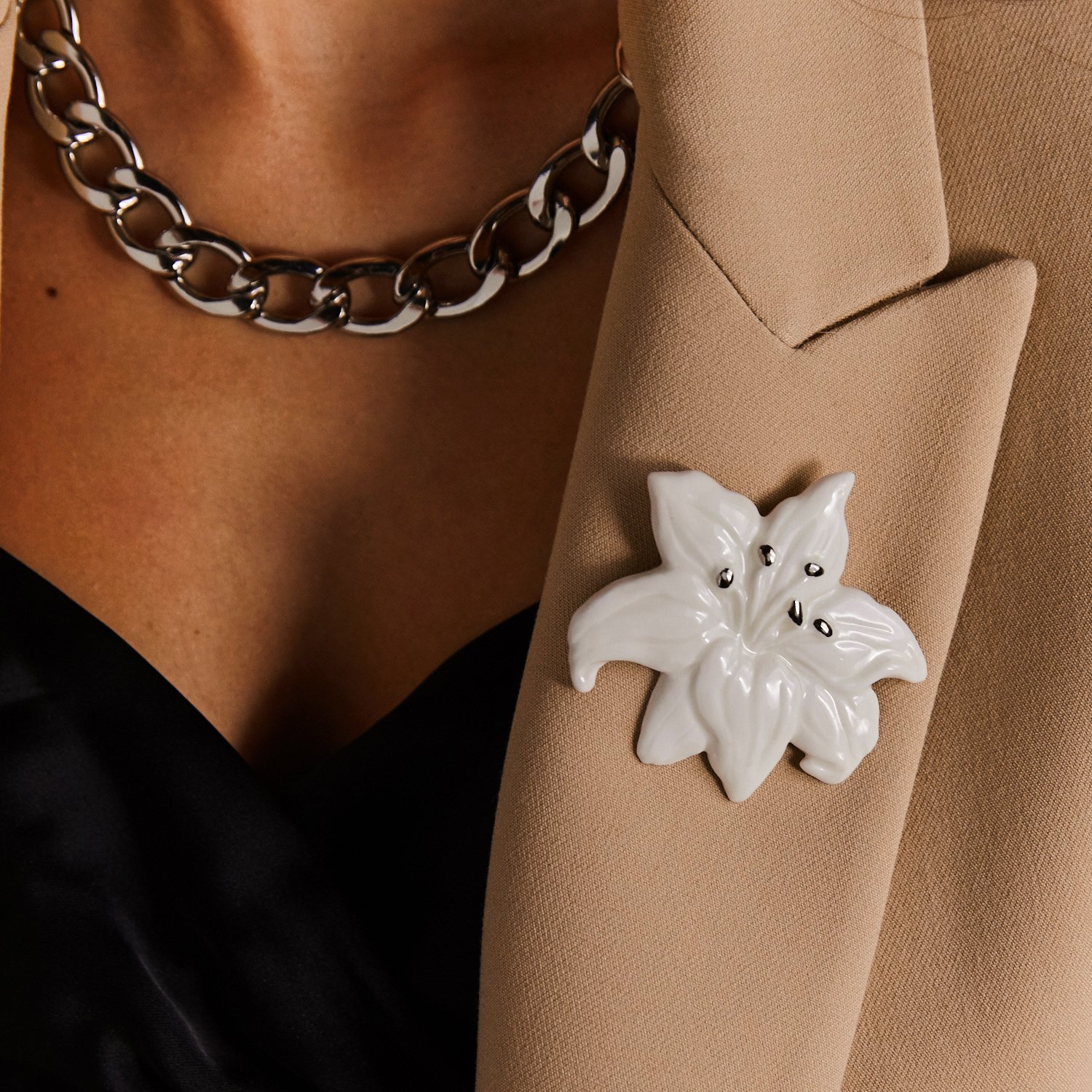 Брошь Лилия белая с платиной