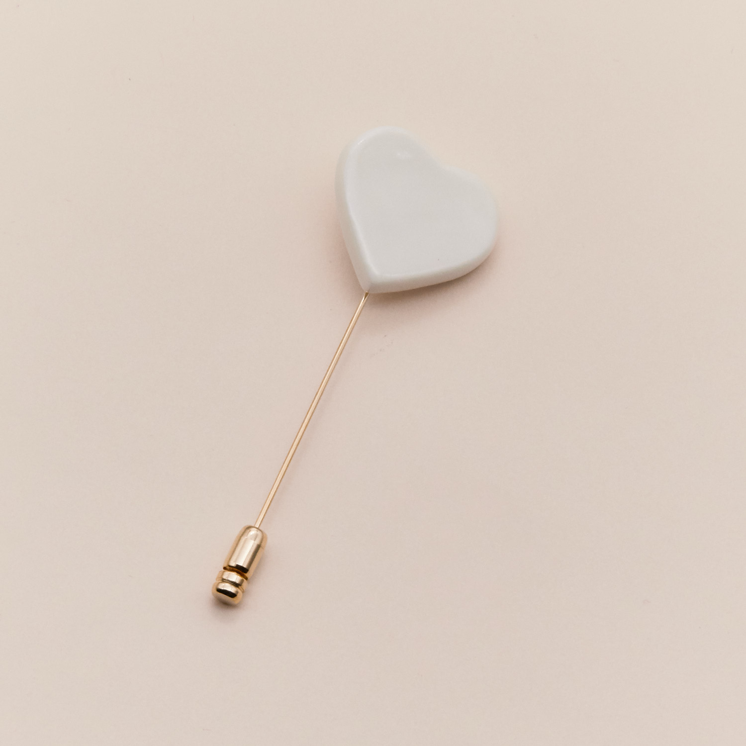 Брошь Сердце  белое на французской булавке в золоте