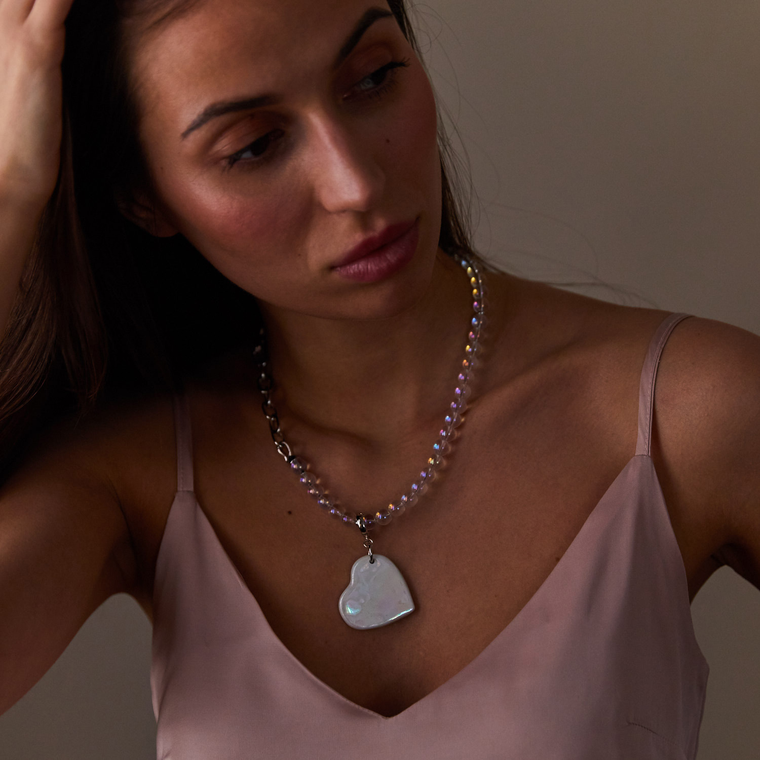 Колье сердце перламутровое с бусинами из стекла