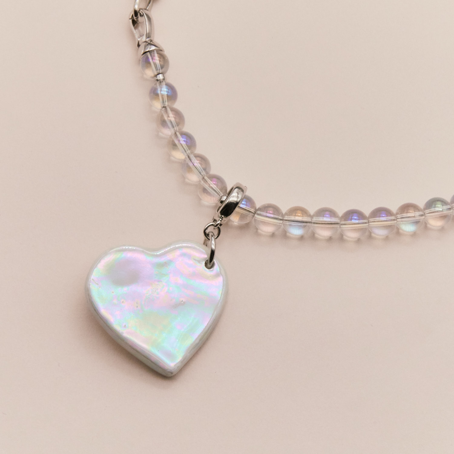 Колье сердце перламутровое с бусинами из стекла