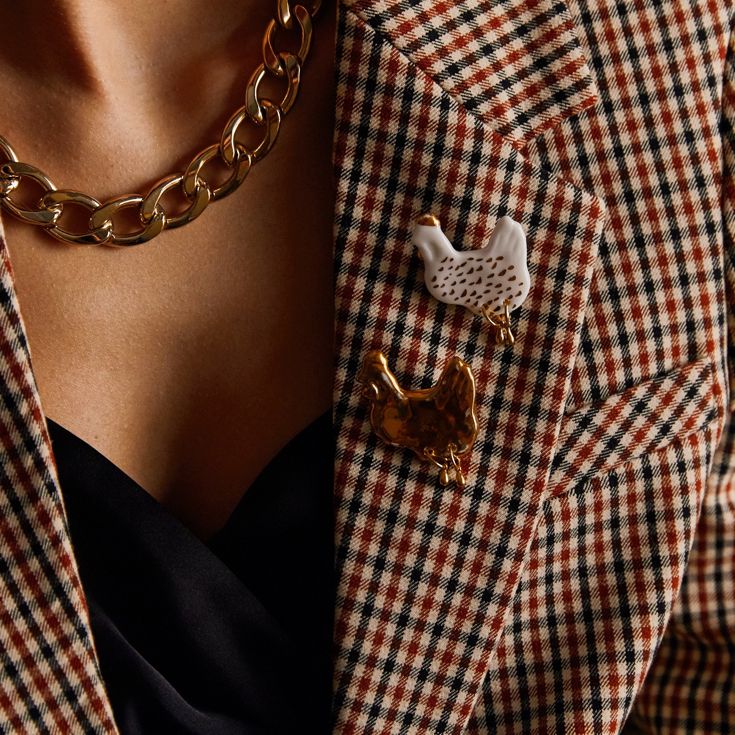 Брошь Цыпочка белая c золотом в крапинку