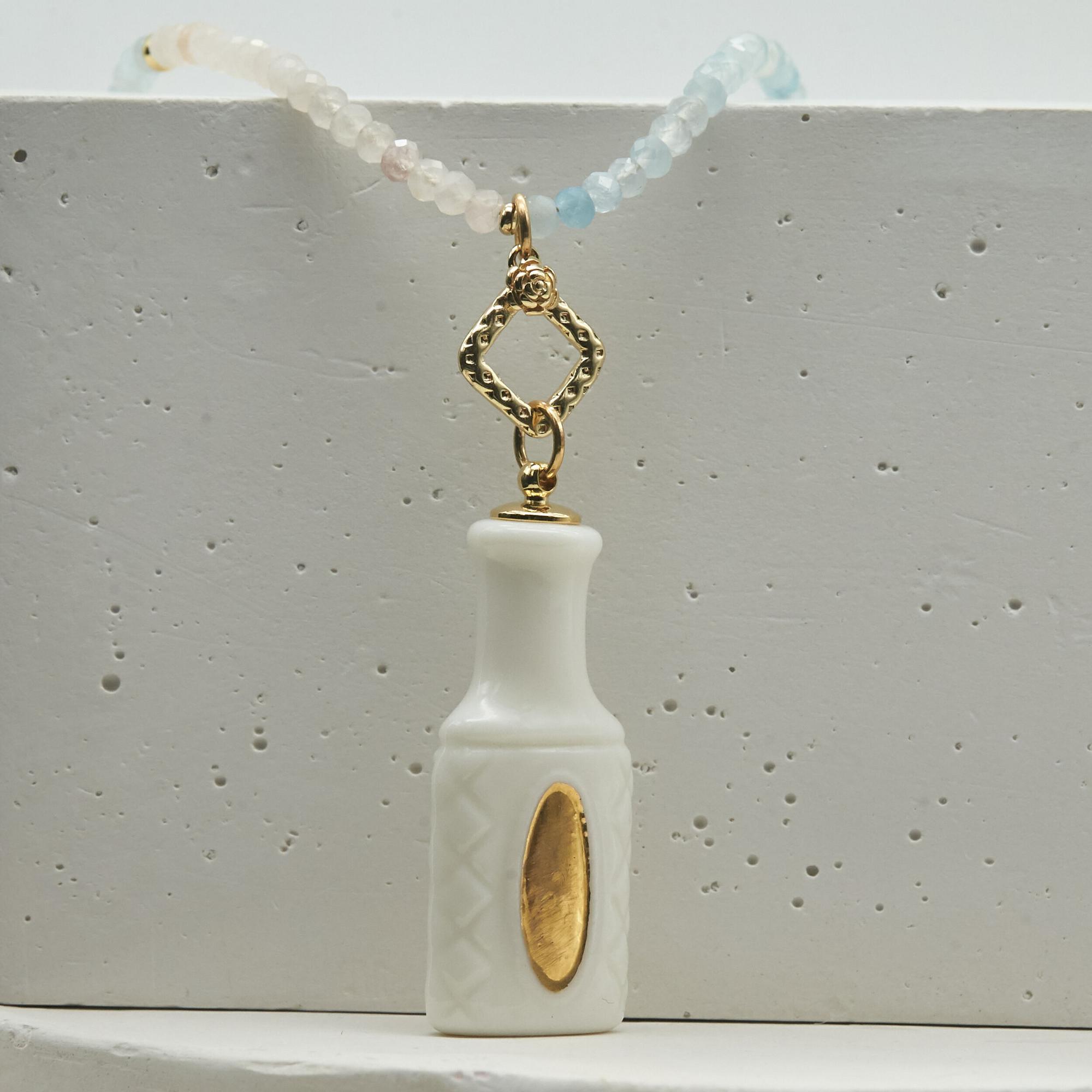 Колье флакон №2 белый с натуральным камнем берилл и жирафом в золоте