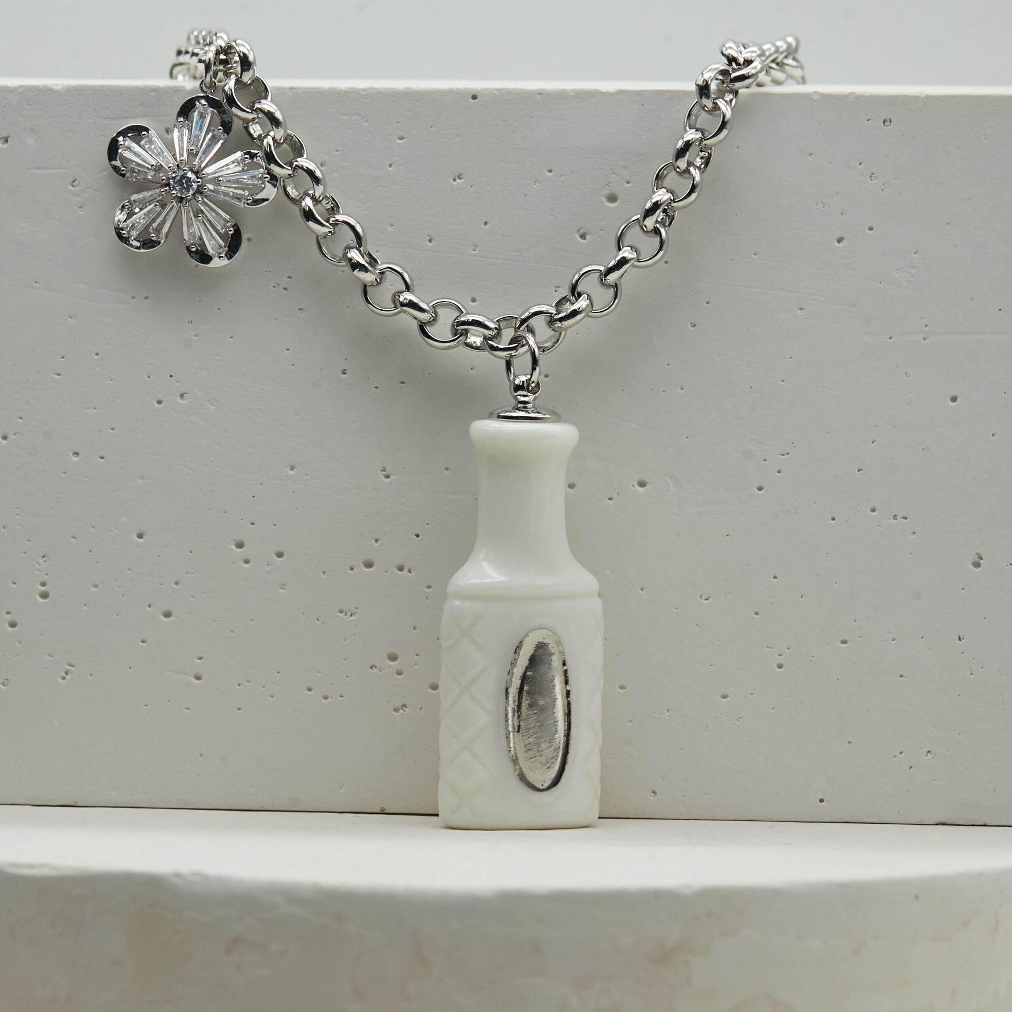 Колье флакон №2 белый с цветком и фианитами в платине
