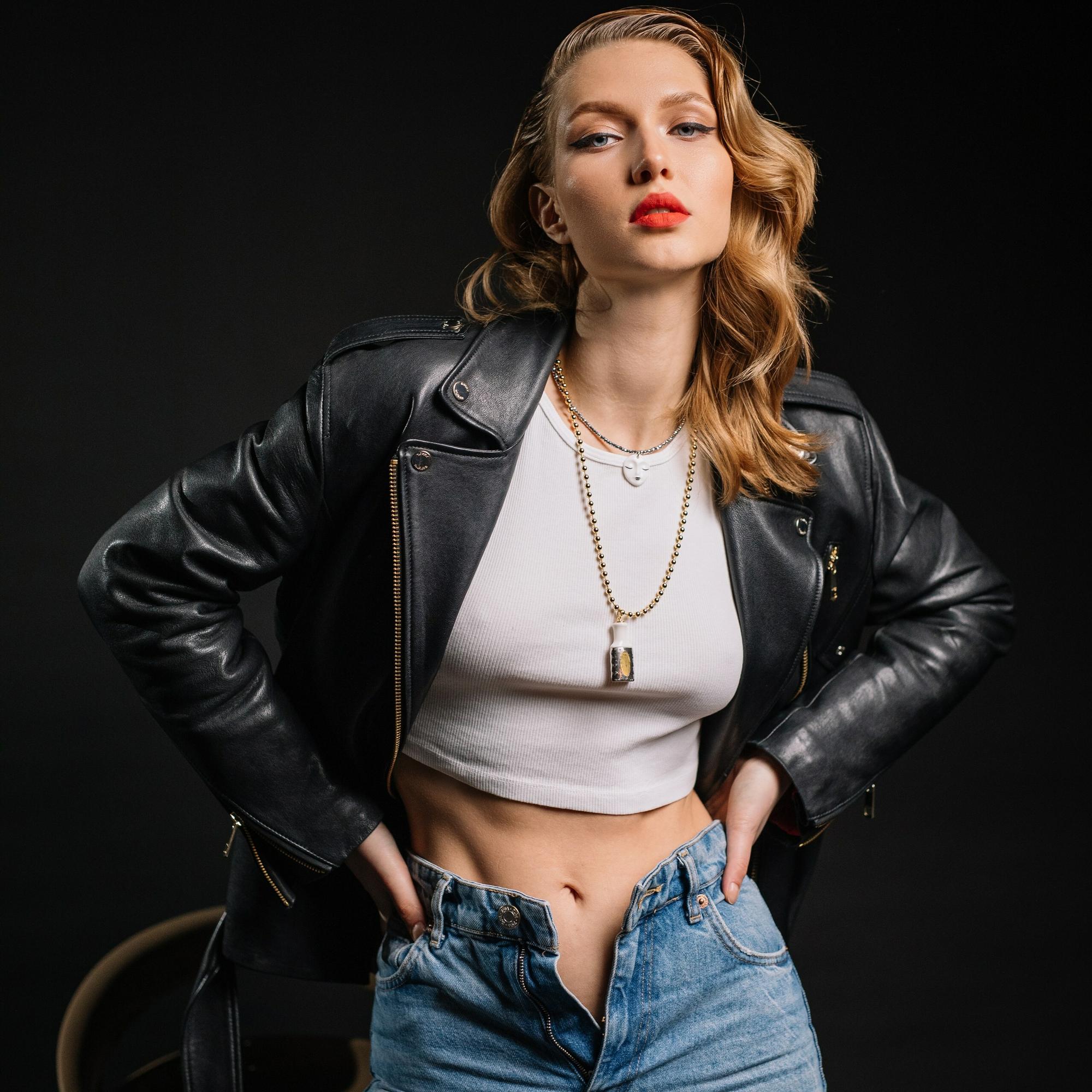 Колье многослойное флакон №2 белый с золотом и платиной на цепи шарики и маска белая на шпинели