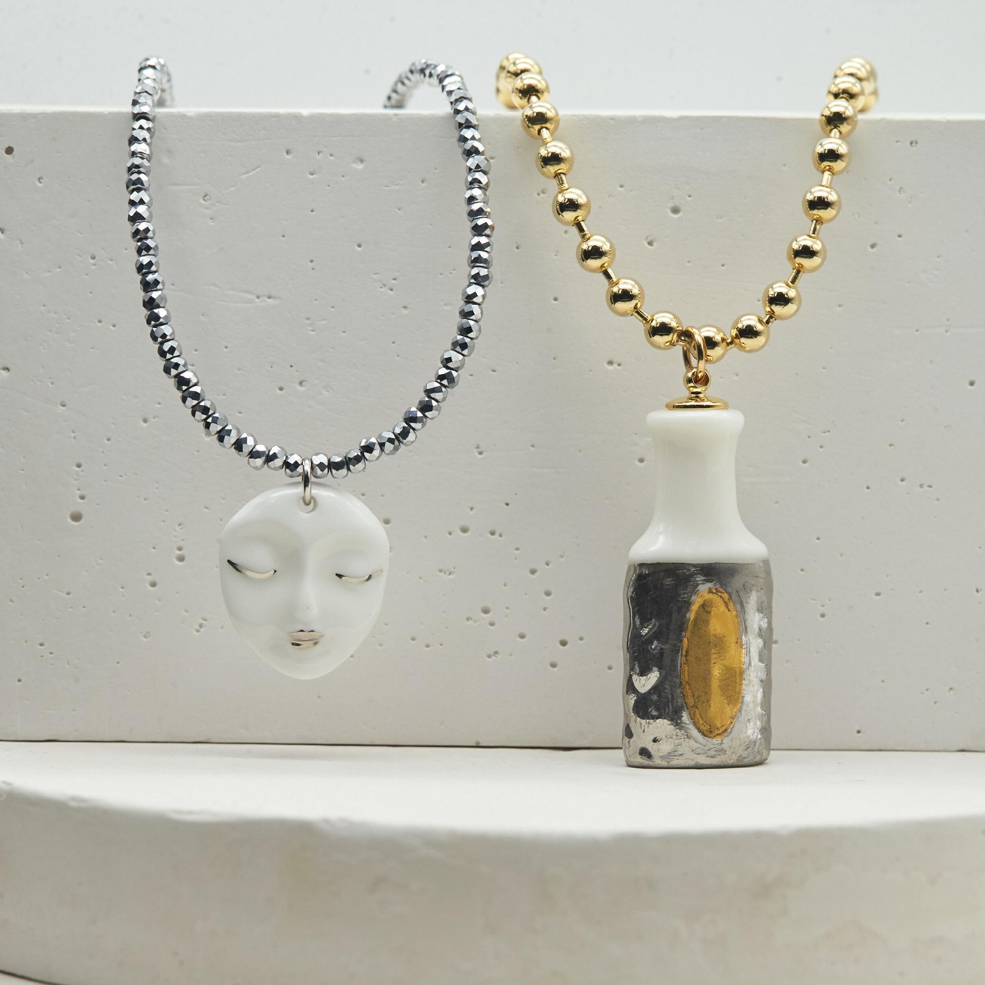 Колье многослойное флакон №2 белый с золотом и платиной на цепи шарики и маска белая на шпинели
