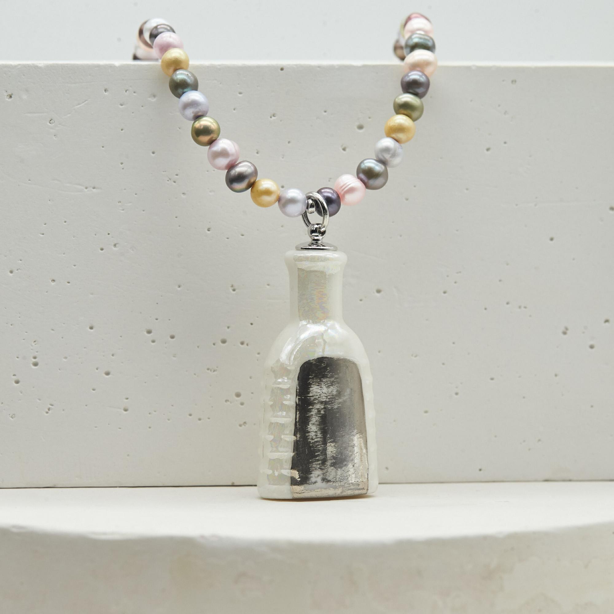 Колье Флакон №3 белый с перламутром, платиной, стрекозой и цветным жемчугом