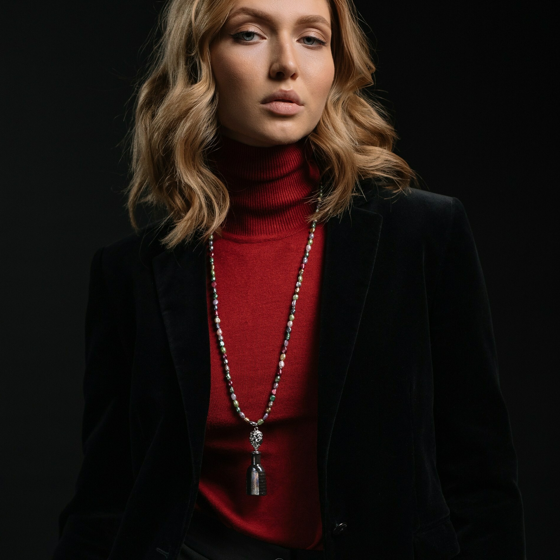 Колье Флакон №3 черный с перламутром, львом и натуральным речным жемчугом